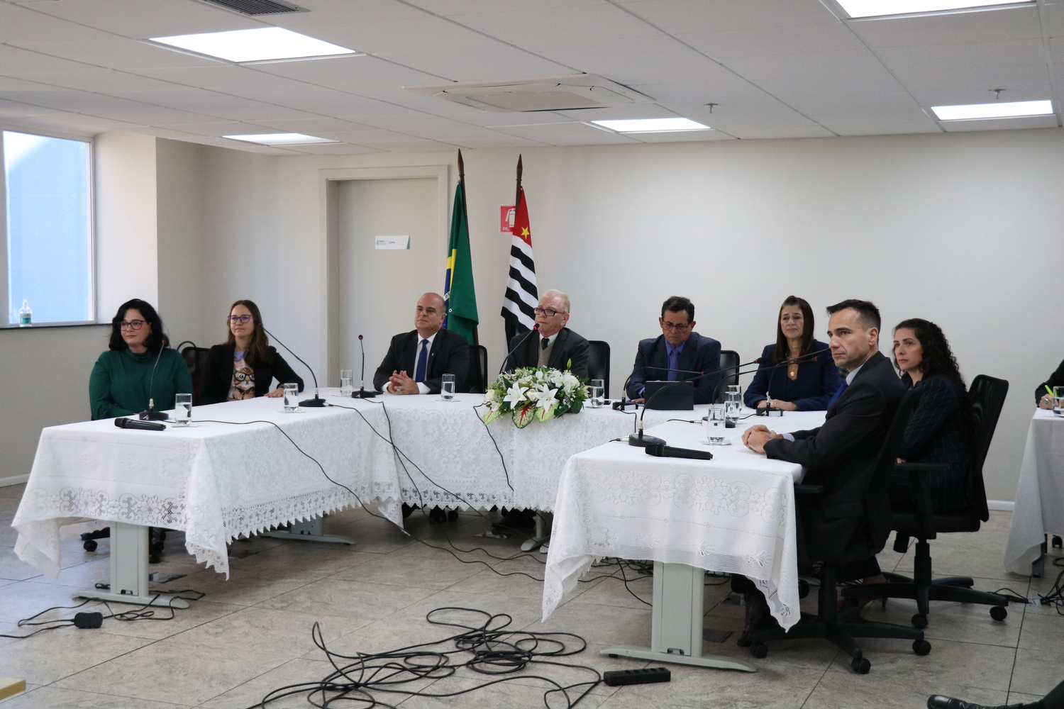 Oito pessoas, sentadas em mesa em formato de U, durante a posse da nova Diretoria Executiva do CRMV-SP