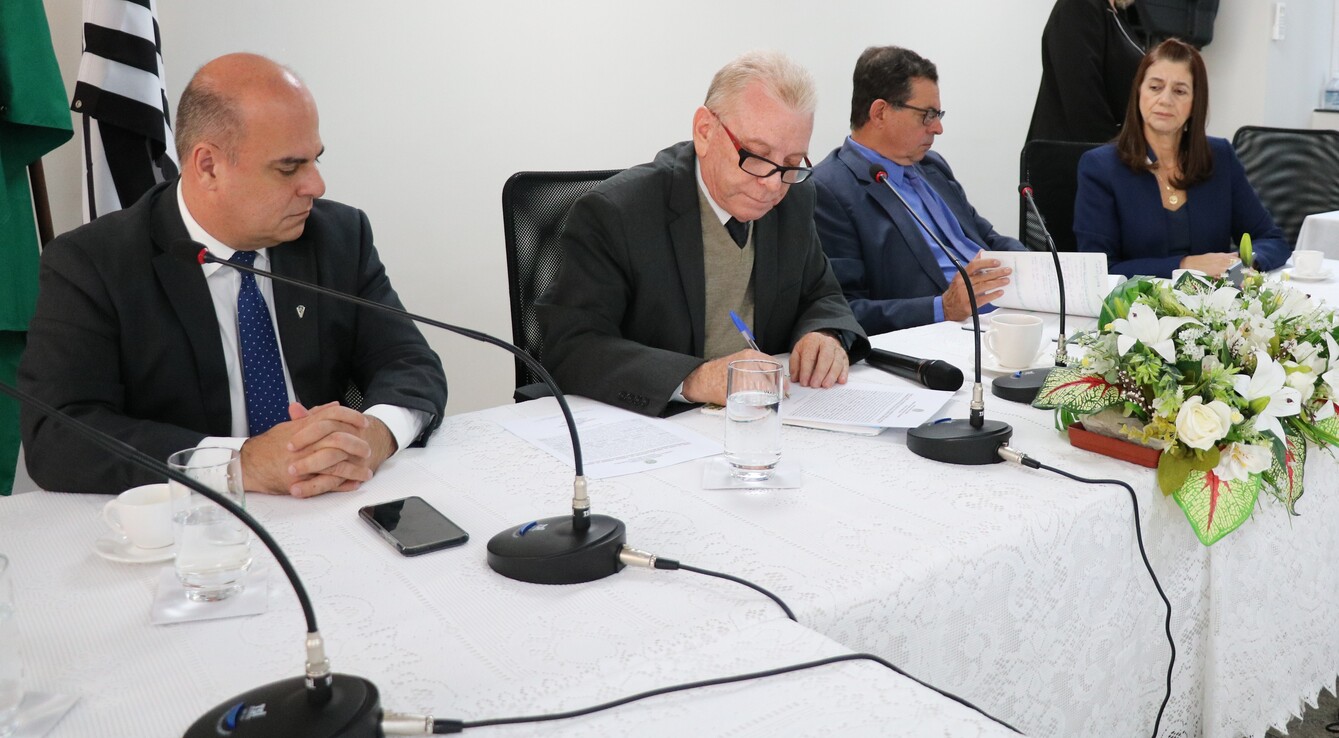 Quatro pessoas, sentadas à mesa, o presidente do CRMV-SP assina termo empossando Diretoria Executiva da gestão 2024/2027.