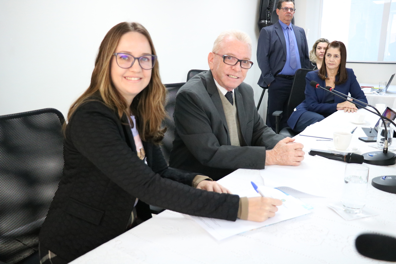 A nova presidente do Conselho, em destaque, assina o termo de posse, ao lado de membros da atual diretoria.