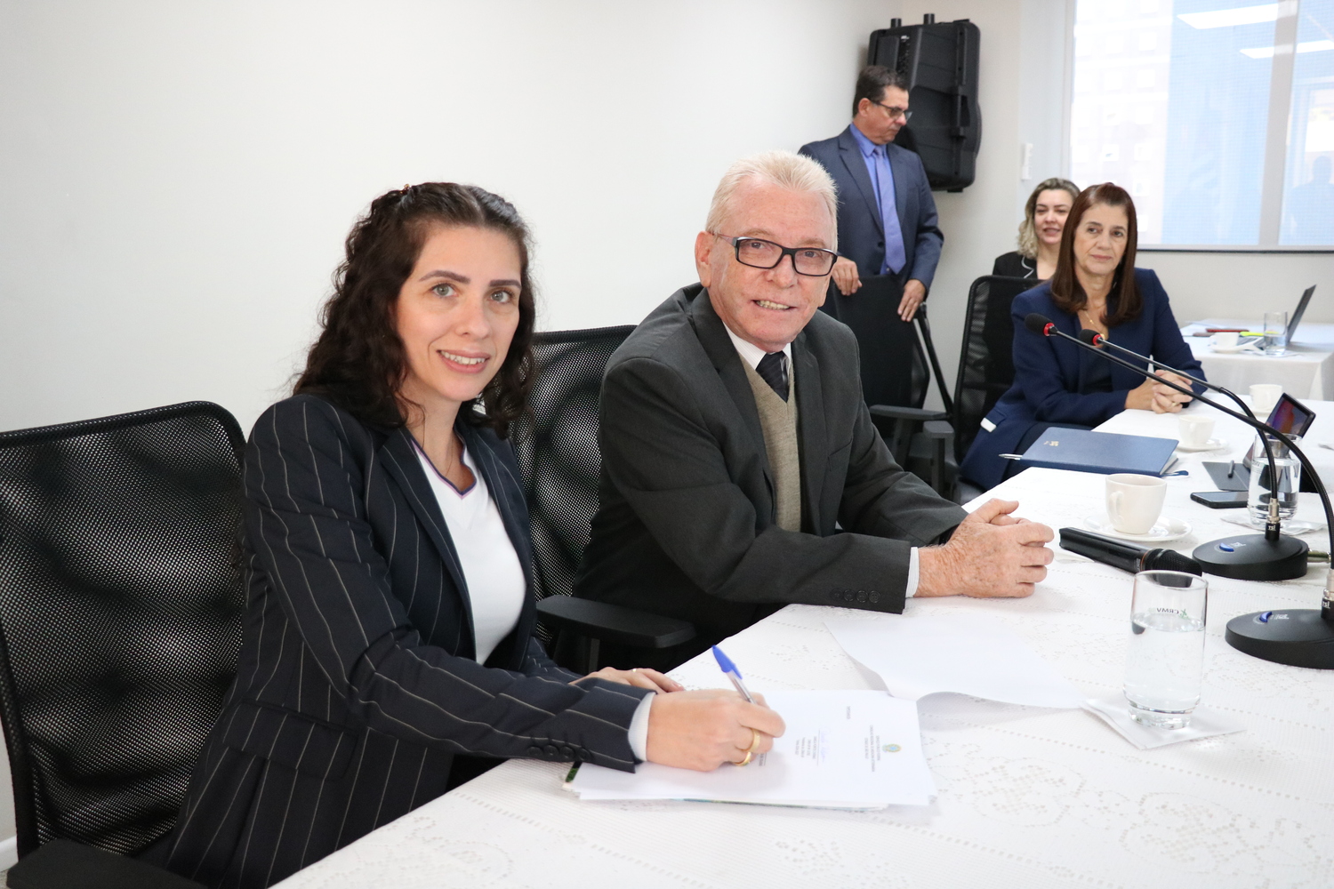 A vice-presidente eleita assina termo de posse ao lado de membros da atual gestão.