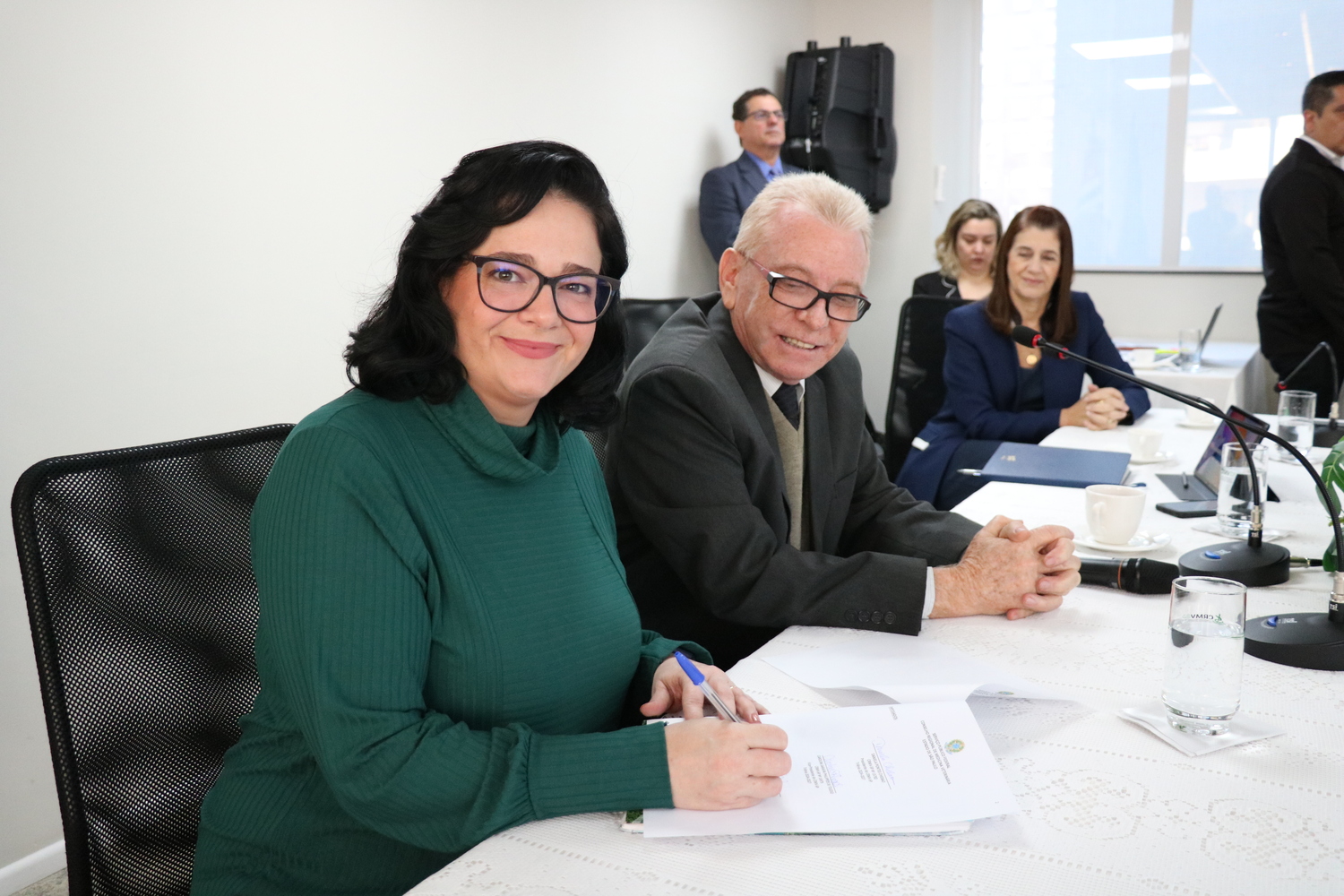 A nova secretária-geral do Conselho assina termo de posse ao lado de membros da atual gestão.