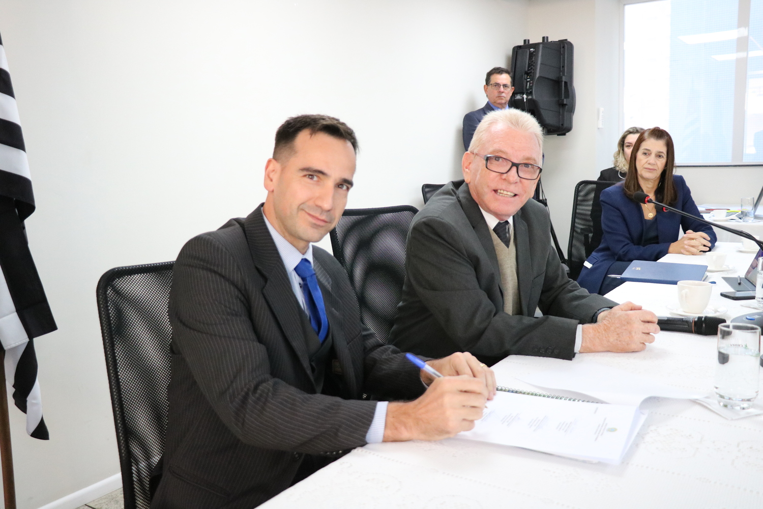 O novo tesoureiro do CRMV-SP assina termo de posse ao lado de membros da atual gestão.