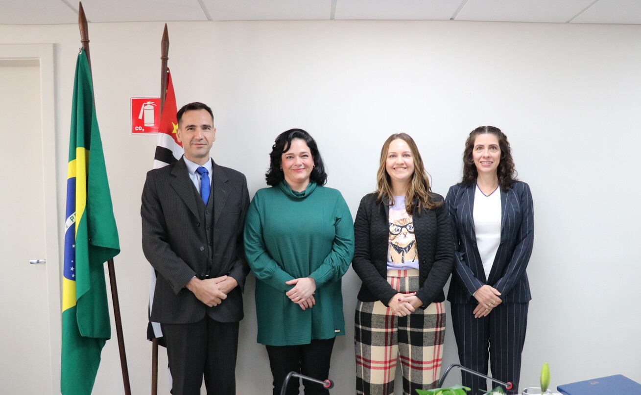 Os membros da nova Diretoria Executiva do CRMV-SP, três mulheres e um homem, posam lado a lado em cerimônia de posse administrativa.