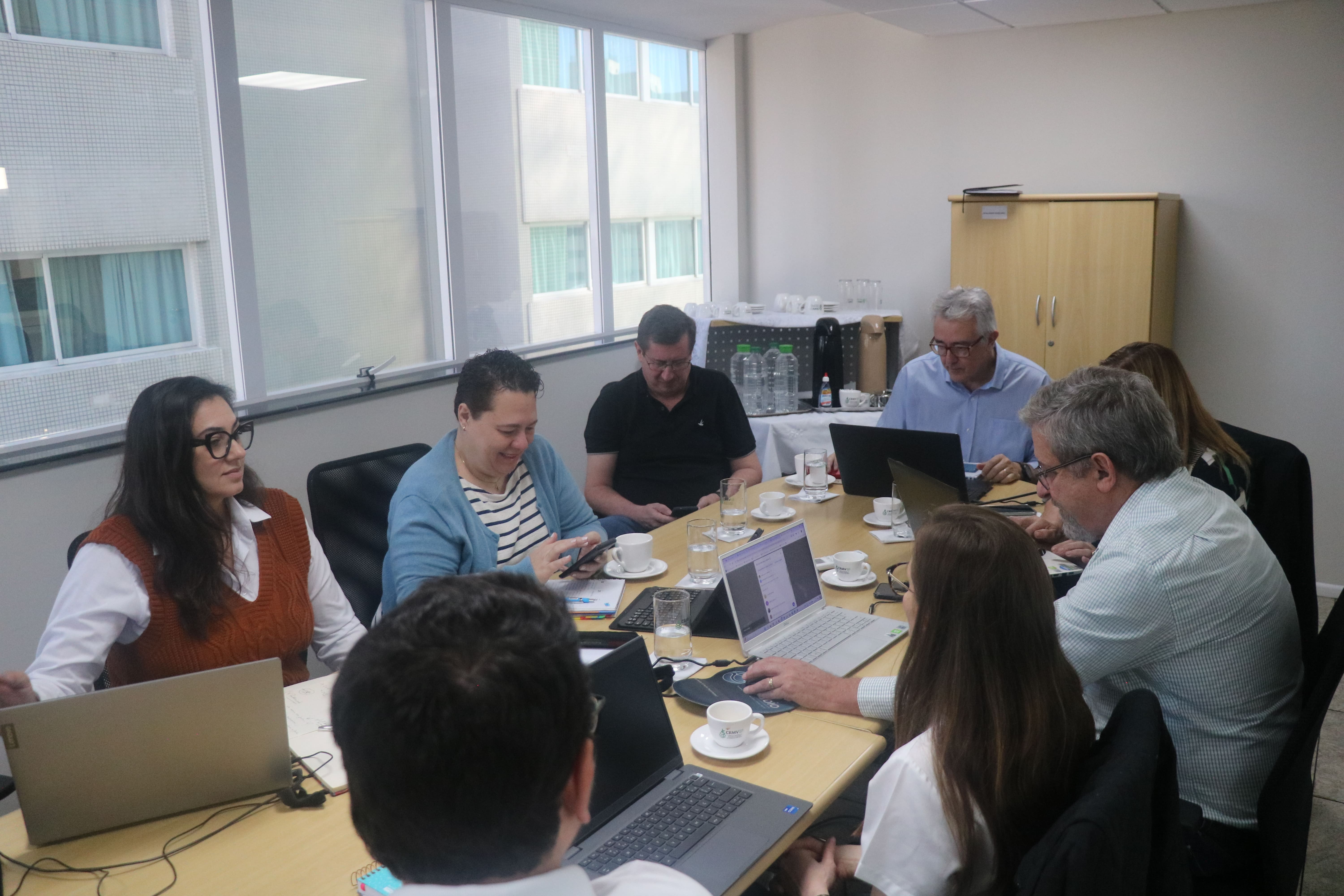Da esquerda para a direita, os integrantes da CTZE participantes da reunião: Thalita Oliveira Cucki, Silvia Robles Reis Duarte, Paulo Marcelo Tavares Ribeiro, Celso da Costa Carrer (presidente), Célia Regina Orlandelli Carrer, Luiz Marques da Silva Ayroza e os assessores técnicos médicos-veterinários Mariana Moraes e Victor Galvão.
