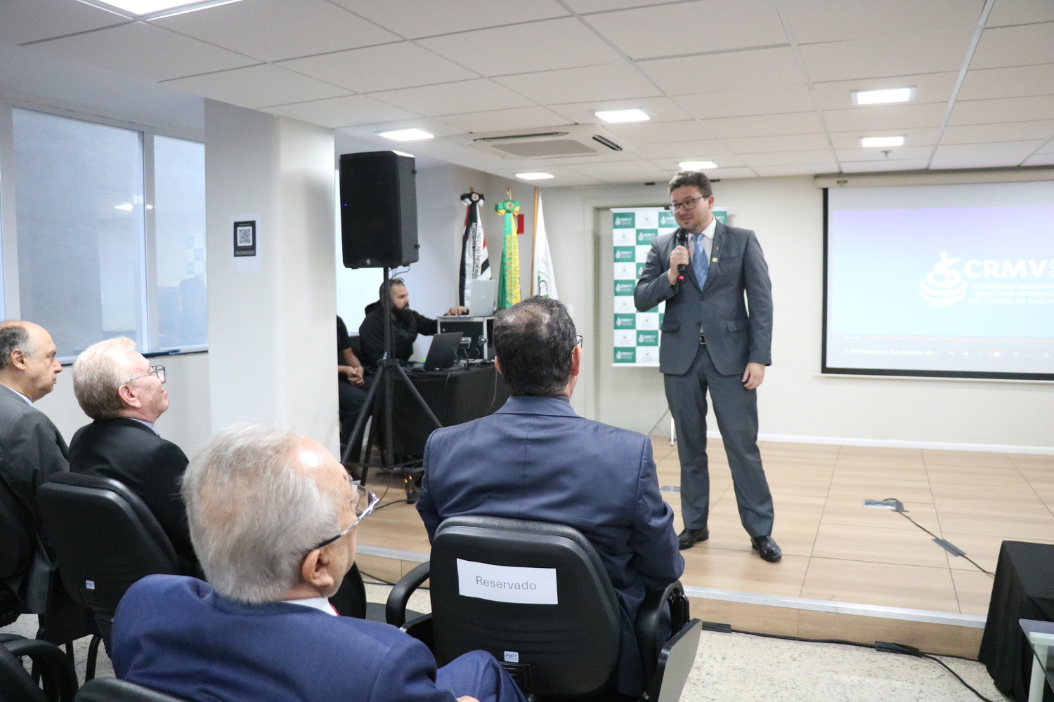 No palco do auditório, o presidente do CRMV-RS fala ao microfone em agradecimento ao apoio do Regional paulista na tragédia que se abateu em seu Estado.