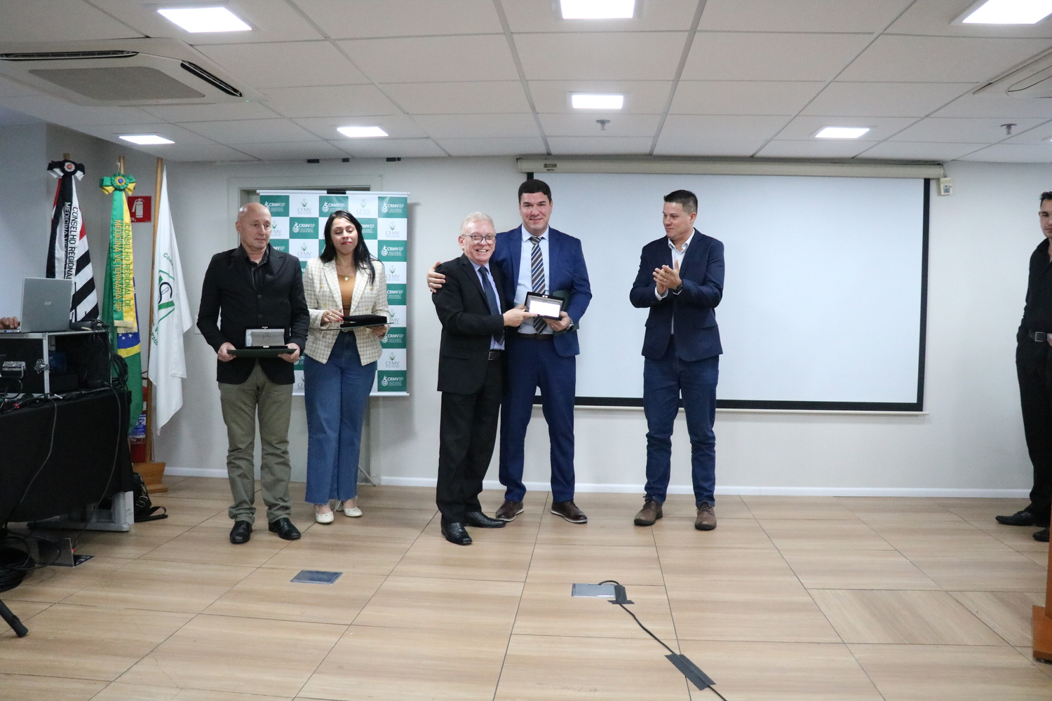 O presidente do CRMV-SP entrega placa a um dos médicos-veterinários homenageados pelo trabalho realizado no Rio Grande do Sul em auxílio ao Regional gaúcho.