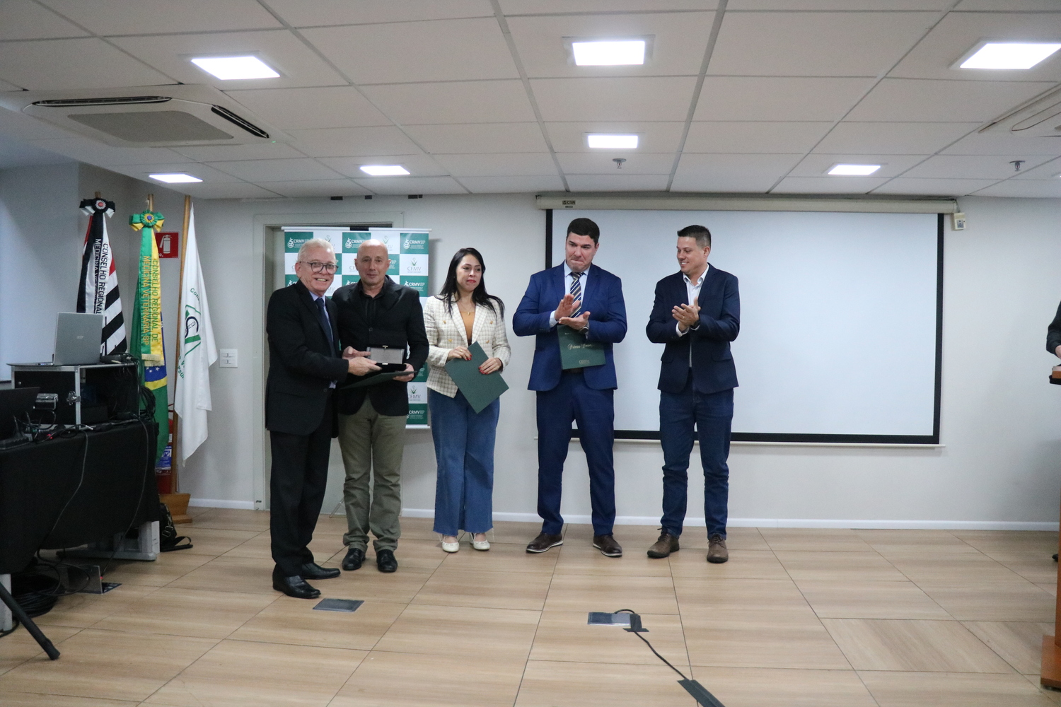 O presidente do CRMV-SP entrega placa a um dos médicos-veterinários homenageados pelo trabalho realizado no Rio Grande do Sul em auxílio ao Regional gaúcho.