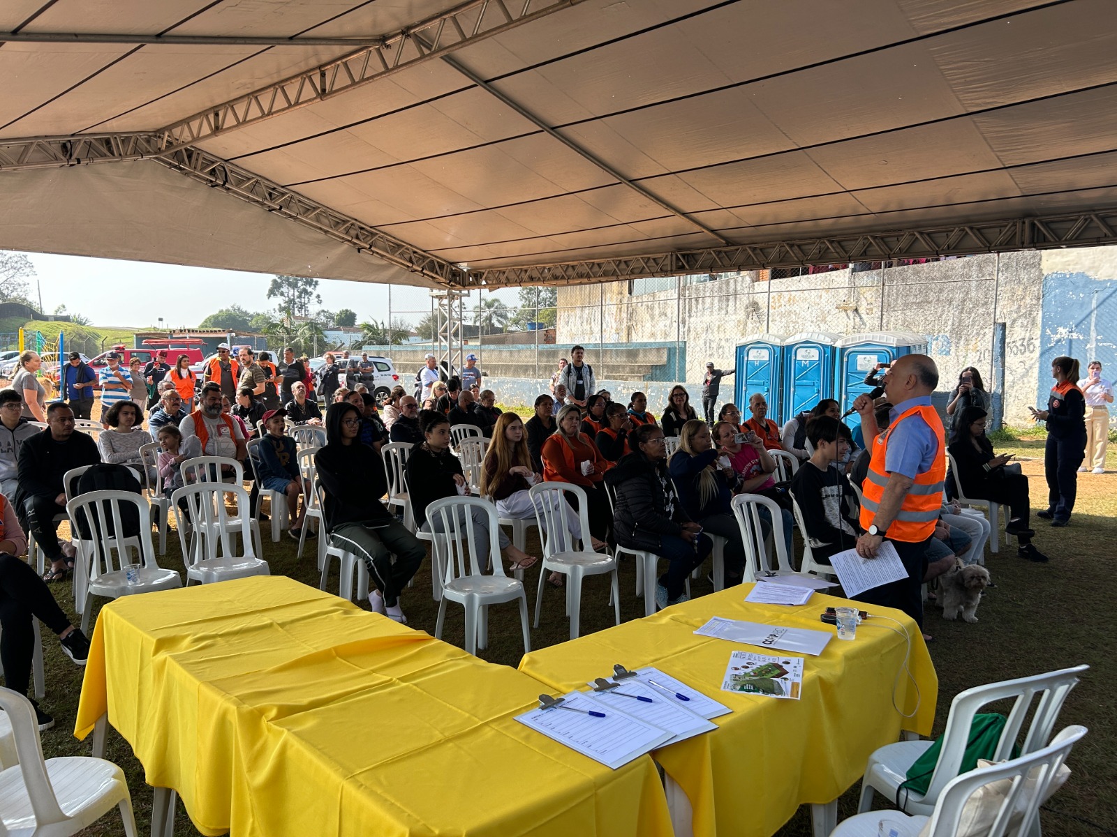 Pessoas ouvindo o palestrante durante um simulado de emergência de vazamento de gás em Mauá.