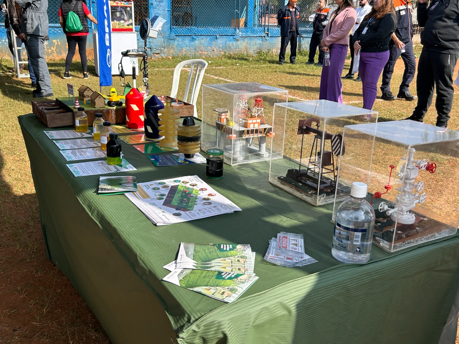 Mesa com álcool em gel, folhetos de divulgação e maquetes do simulado de emergências de vazamento de gás em Mauá.