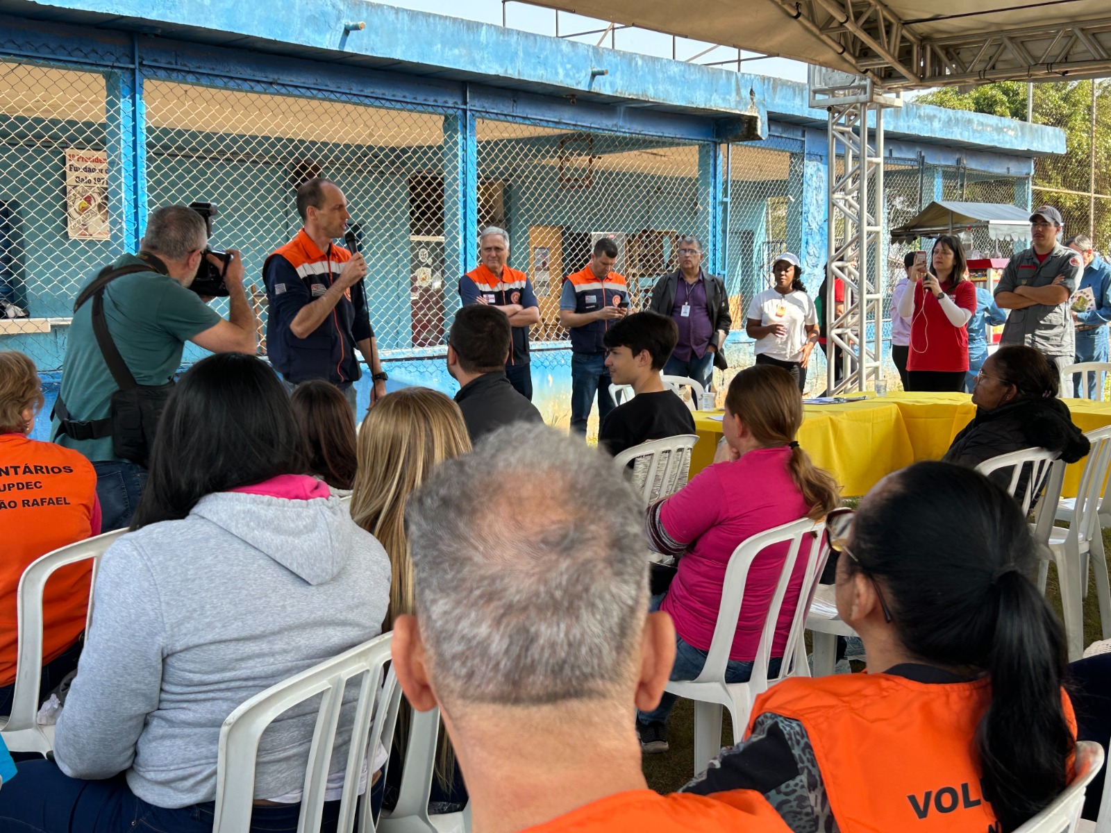 Pessoas ouvindo o palestrante durante um simulado de emergência de vazamento de gás em Mauá.