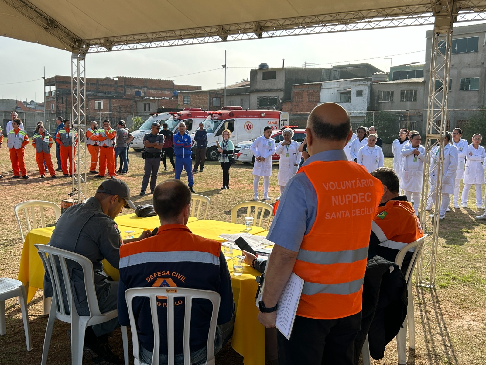 Palestrante e profissionais da saúde durante um simulado de emergência de vazamento de gás em Mauá.