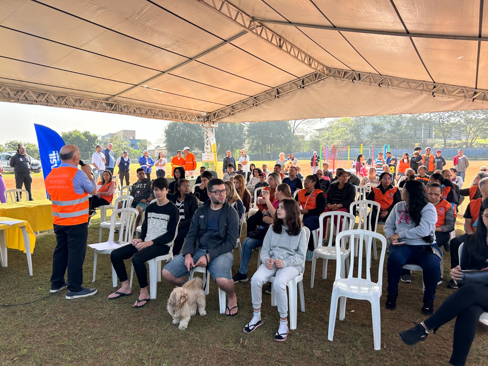 Pessoas ouvindo o palestrante durante um simulado de emergência de vazamento de gás em Mauá.