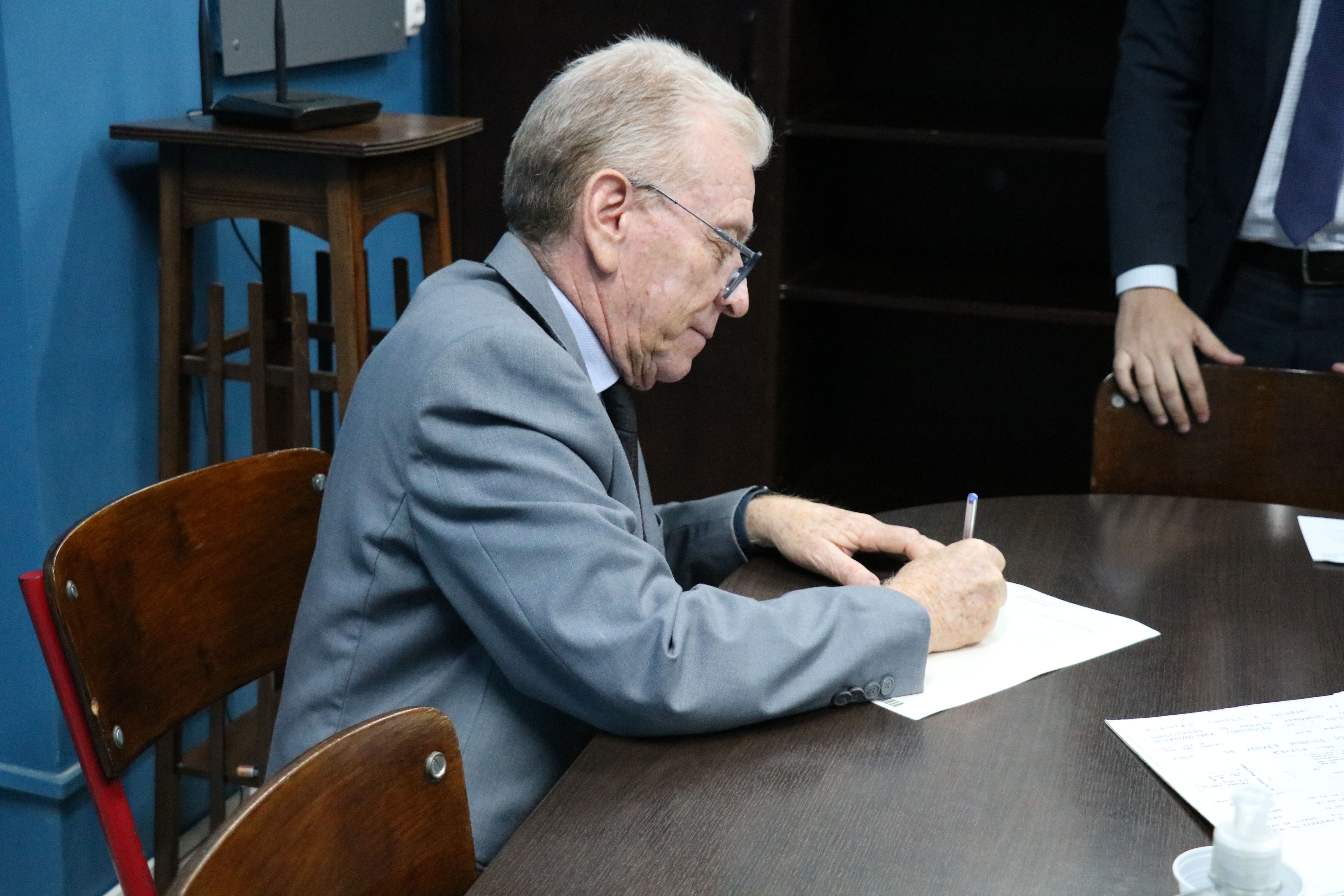 Na foto, o presidente do CRMV-SP, Odemilson Donizete Mossero, assina a escritura de venda do imóvel.