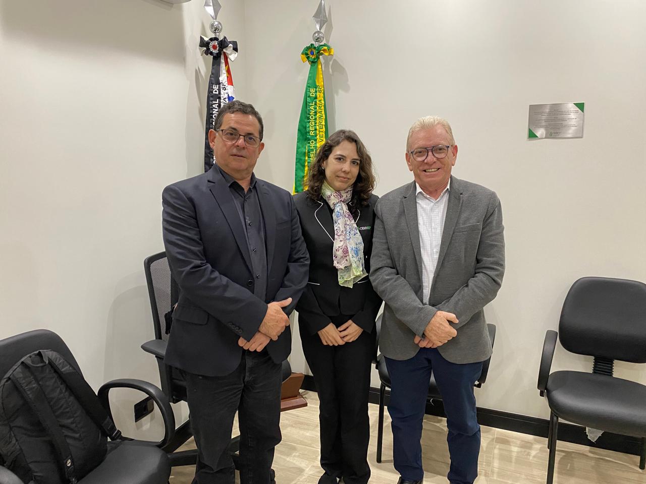 Da direita para a esquerda: Odemilson Donizete Mossero, presidente do Regional, Isis Simões Gama, assistente administrativa do CRMV-SP, e Fernando Gomes Buchala, secretário-geral da autarquia.