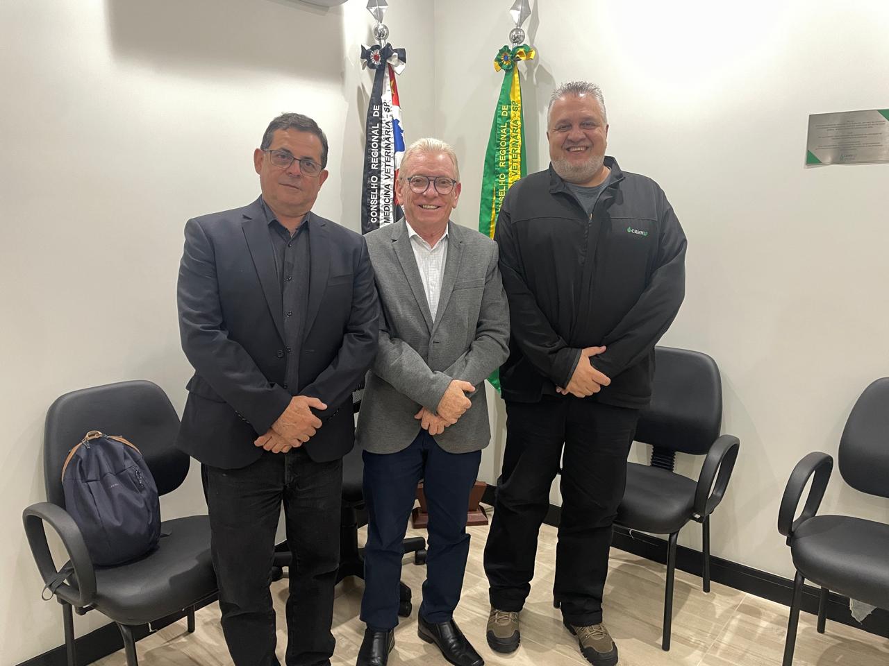 Da direita para a esquerda: Alexandre Esperidião, fiscal do CRMV-SP, Odemilson Donizete Mossero, presidente do Regional, e Fernando Gomes Buchala, secretário-geral da autarquia.