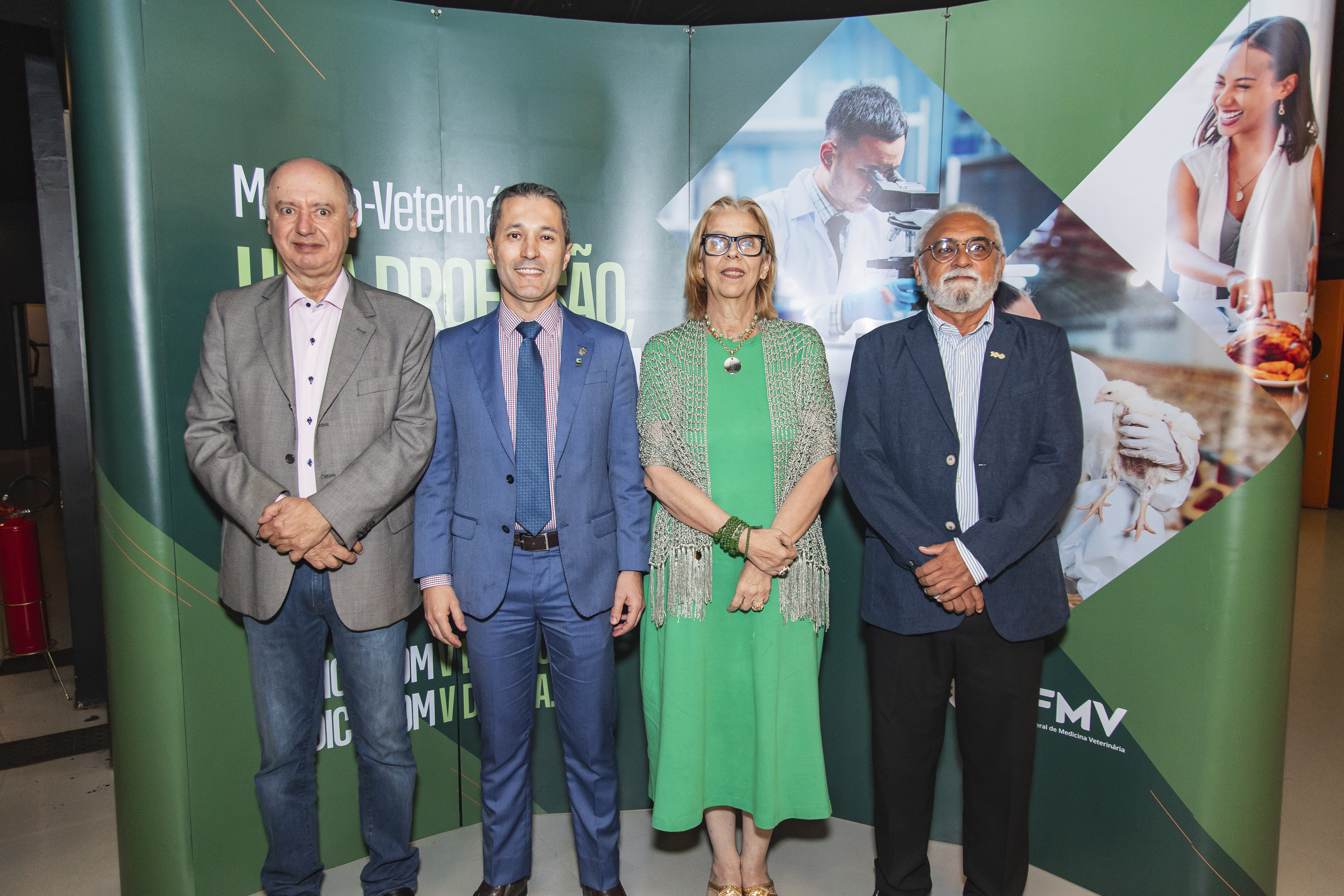 Presidente do CFMV, Ana Elisa Almeida entre autoridades pousando para foto.