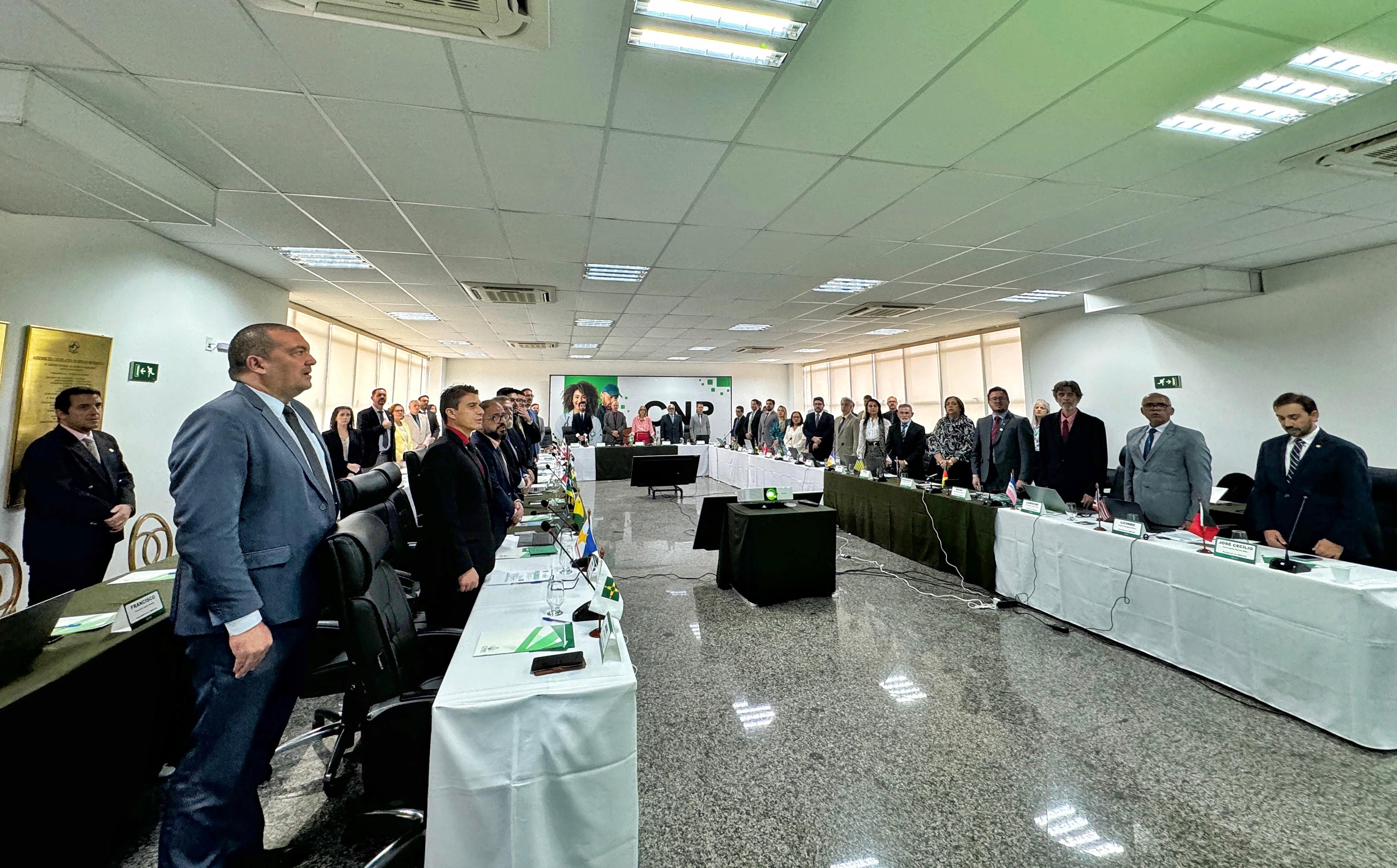 Sala com todos os presidentes em pé na Câmara Nacional de Presidentes.