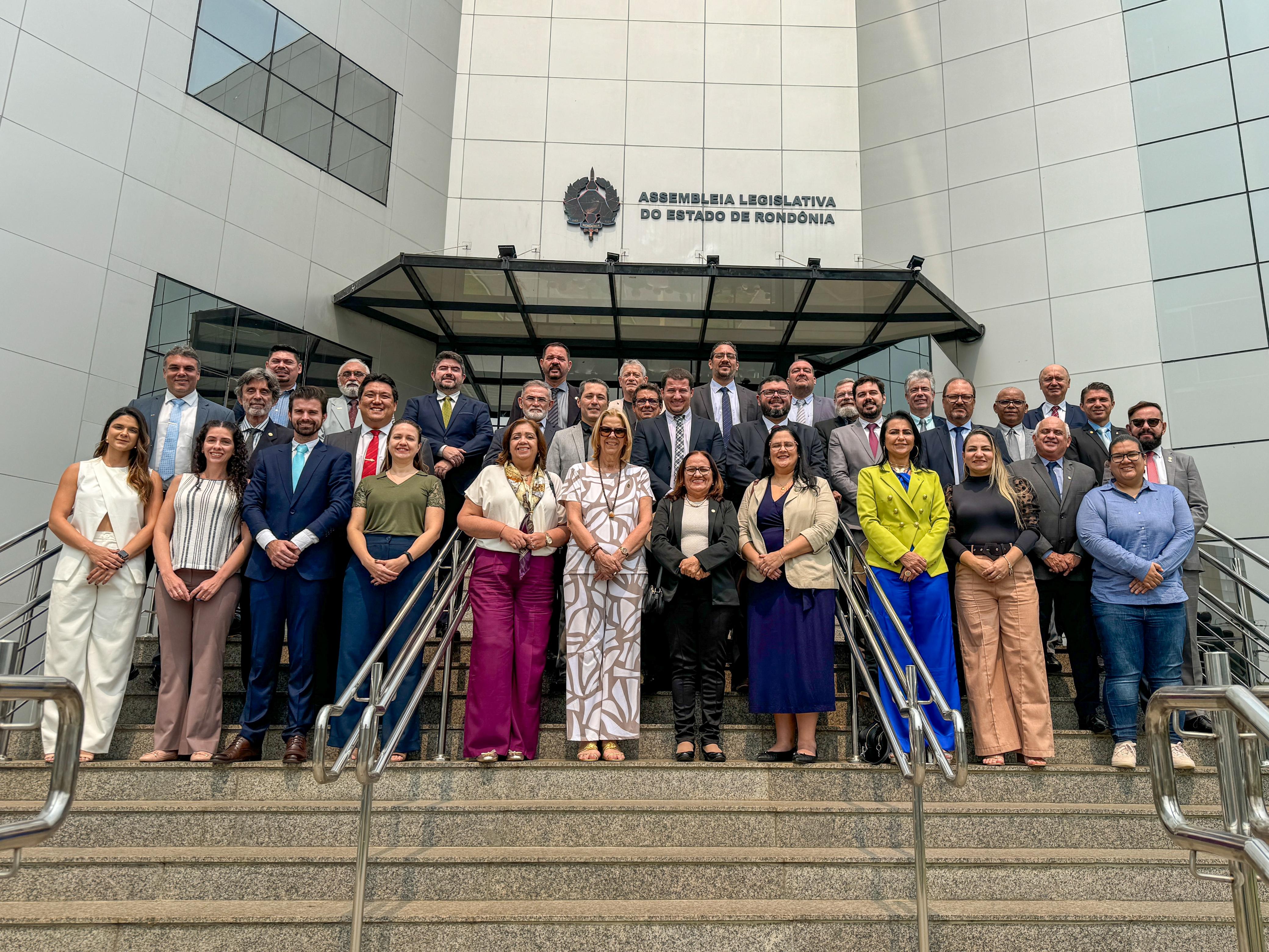 Autoridades pousando para foto em frente ao prédio da Assembleia Legislativa estadual de Rondônia.