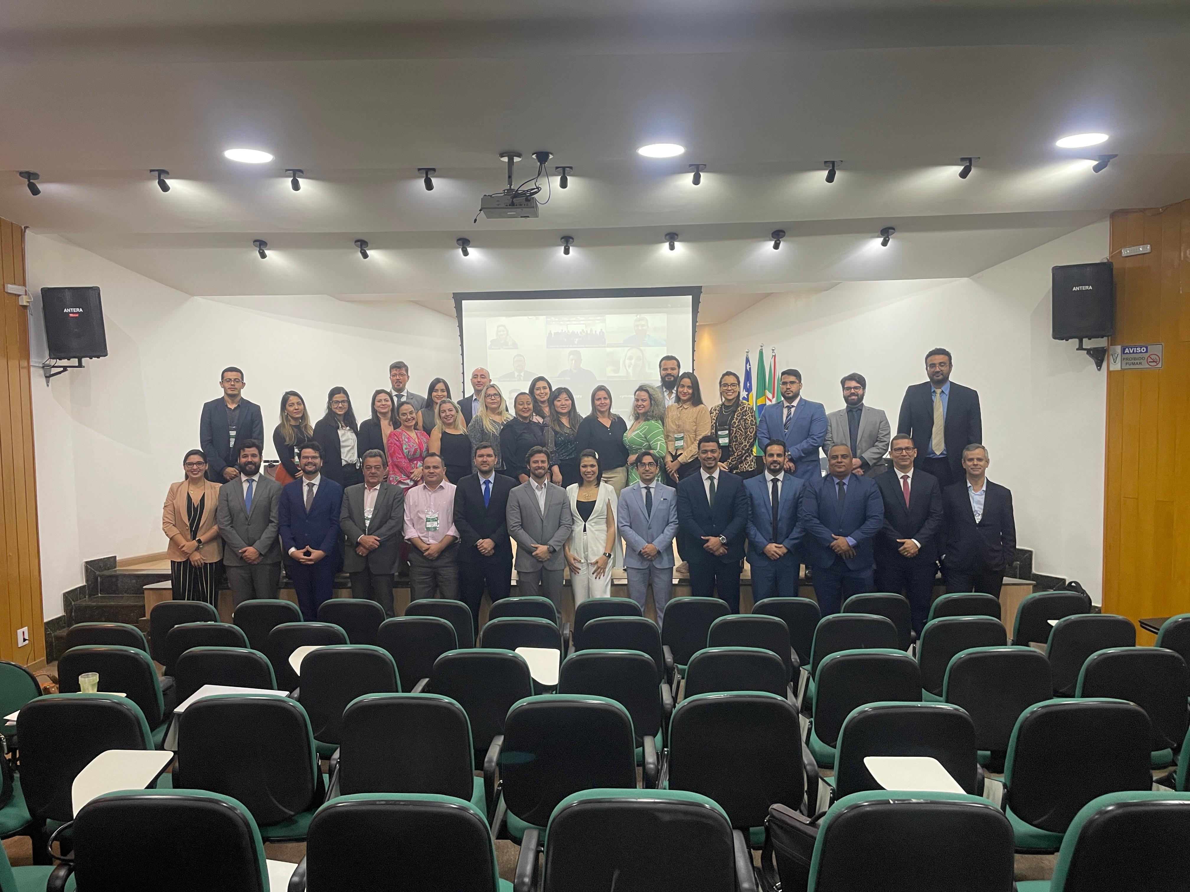 Advogados em pé pousando para foto em auditório no 18º Encontro Jurídico do Sistema CFMV/CRMV.