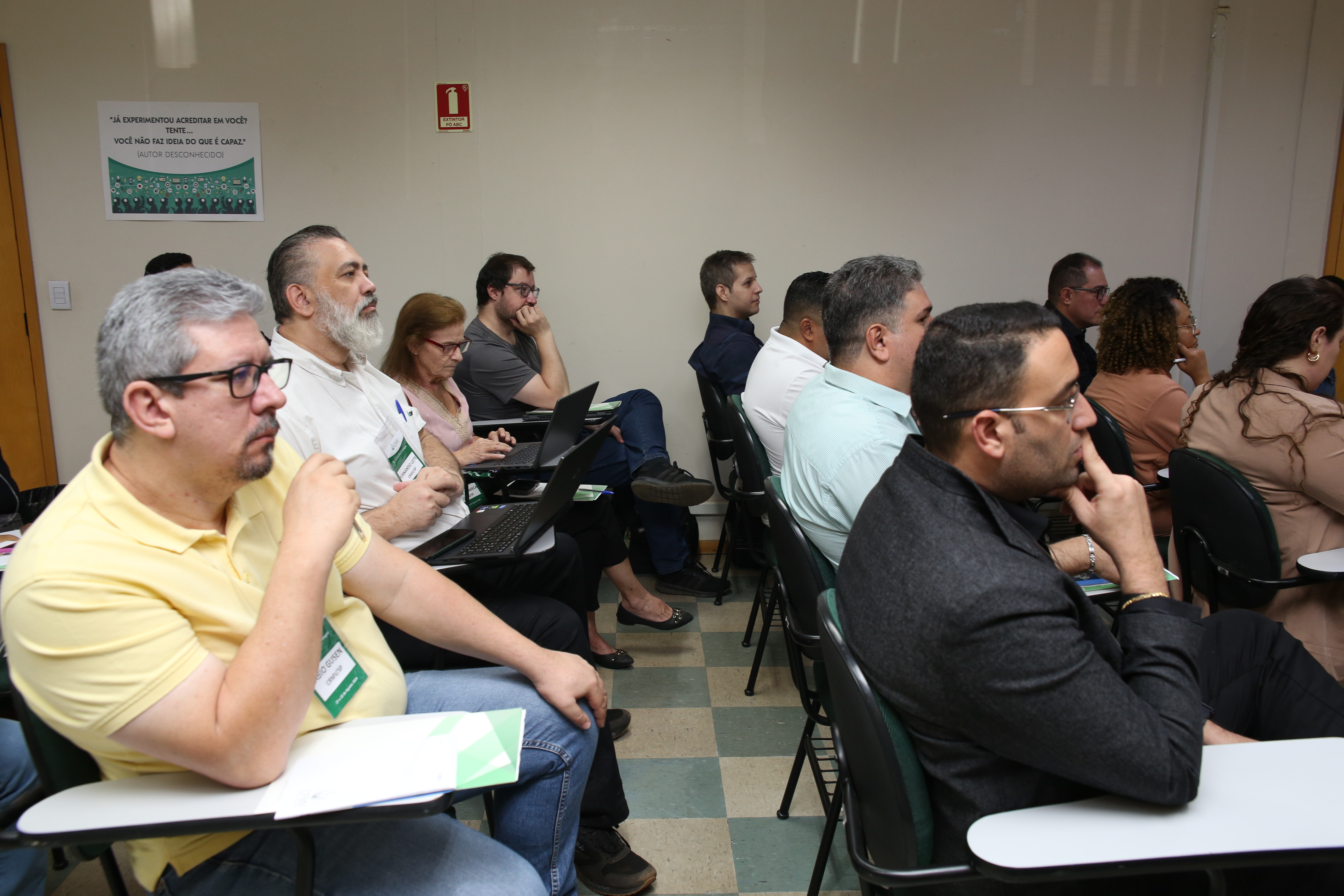 Duas fileiras de pessoas sentadas durante o curso.
