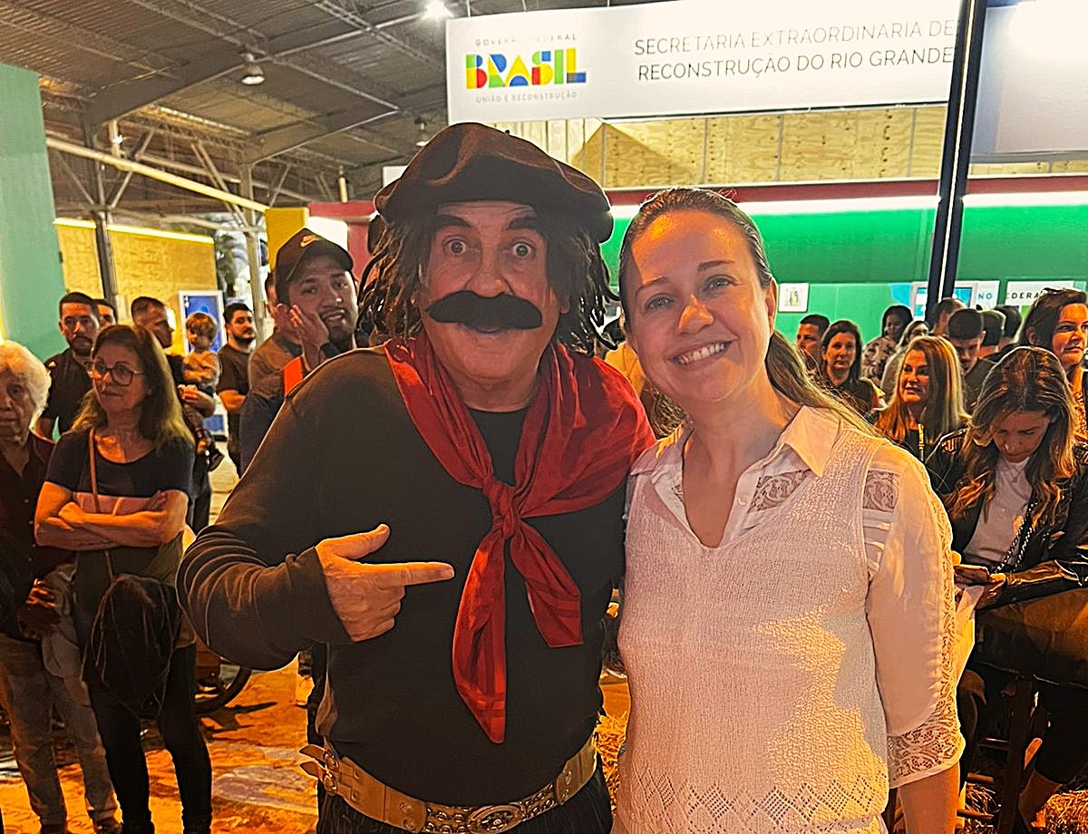 Homem usando vestimentas típicas gaúchas ao lado de mulher.