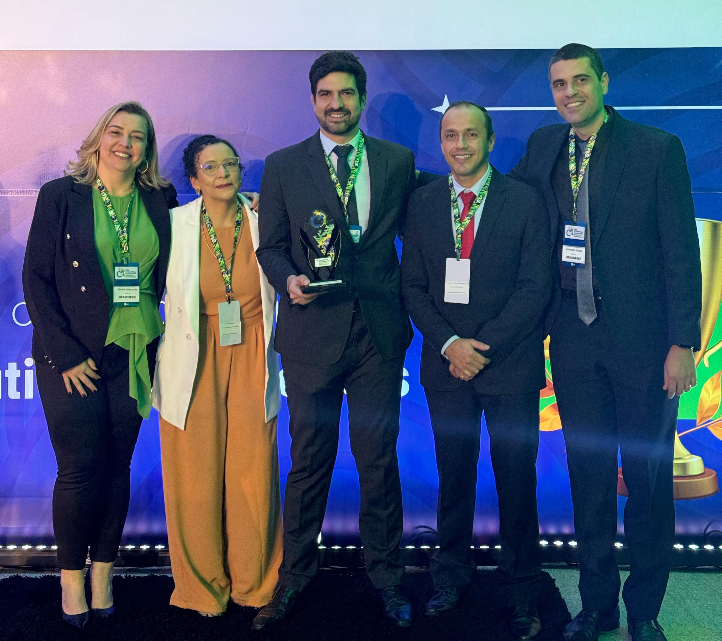 Funcionários do CRMV-SP pousando para foto na oitava conferência nacional dos Conselhos Profissionais.