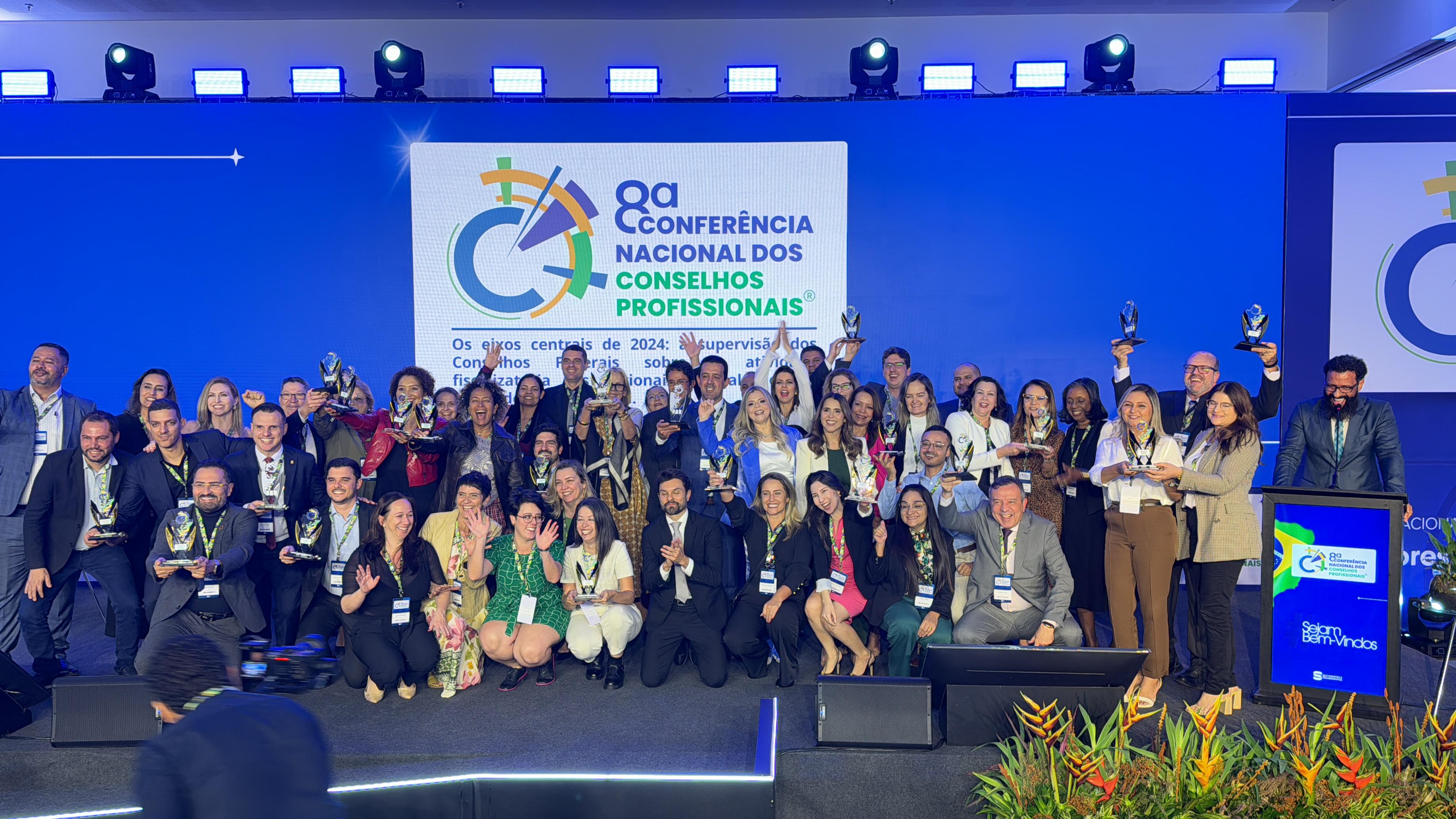 Profissionais de vários Conselhos de Fiscalização Profissional e equipe do Conselho Regional de Medicina Veterinária de São Paulo pousando para foto na oitava conferência nacional dos Conselhos Profissionais.