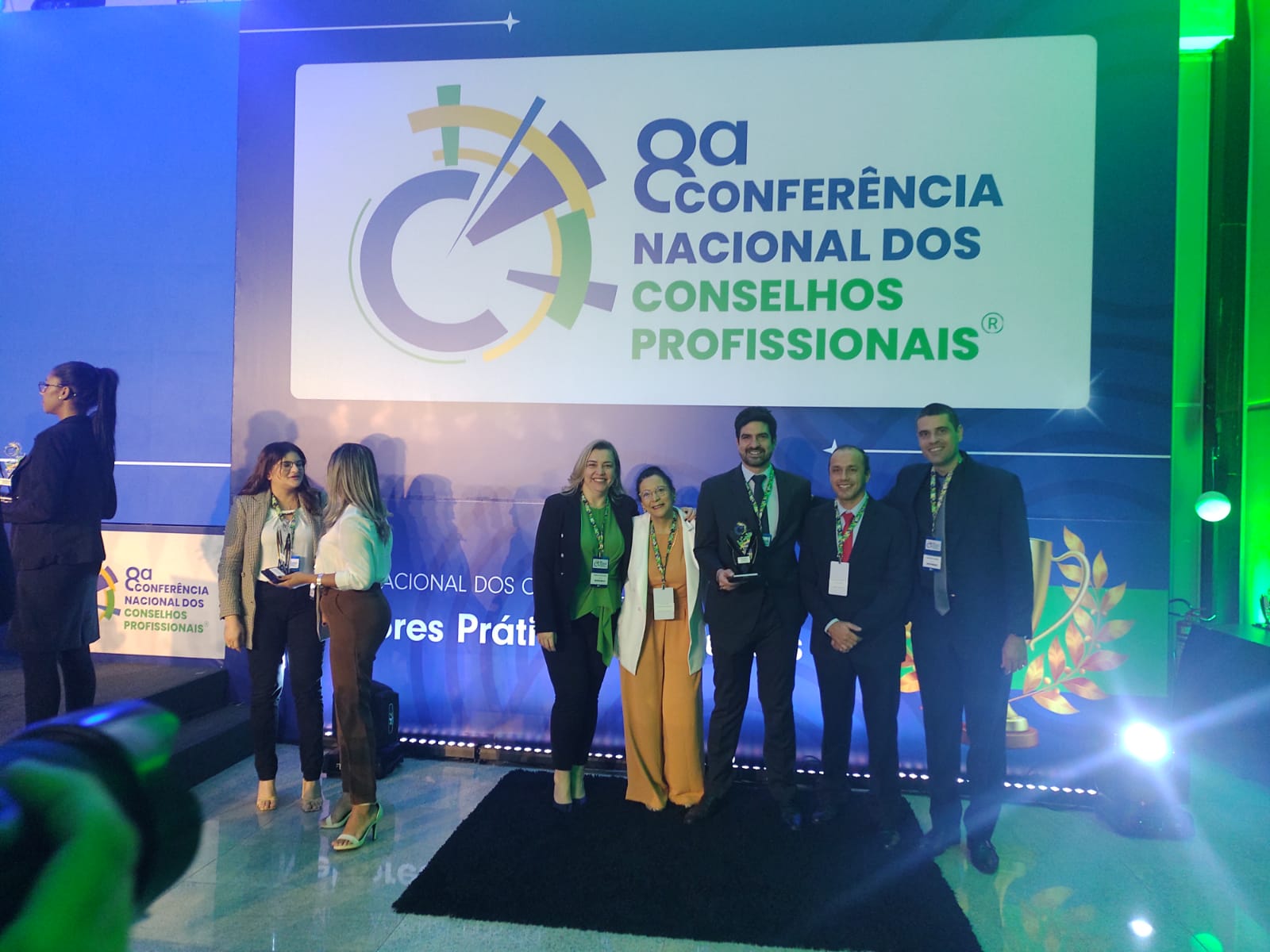 Funcionários do CRMV-SP pousando para foto na oitava conferência nacional dos Conselhos Profissionais.