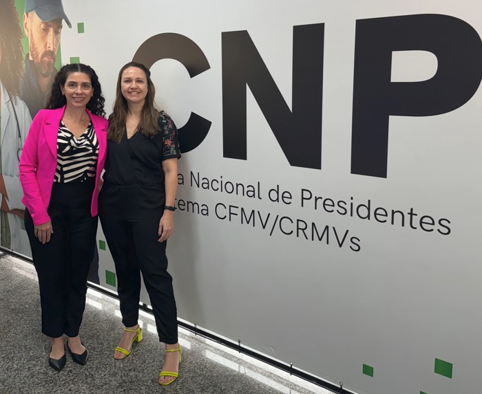 Vice-presidente, Carolina de Filippos e a presidente Daniela Pontes Chiebao pousando para foto na Câmara Nacional de Presidentes.