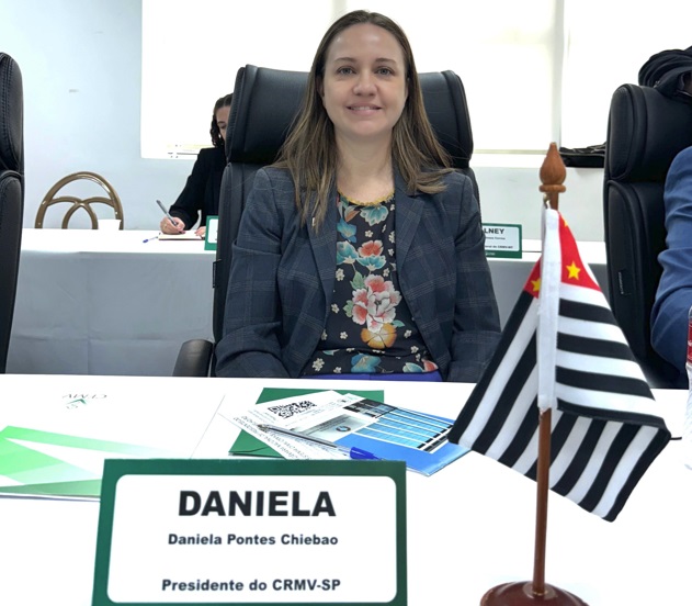 Presidente do CRMV-SP, Daniela Pontes Chiebao sentada pousando para foto na Câmara Nacional de Presidentes em Porto Velho.