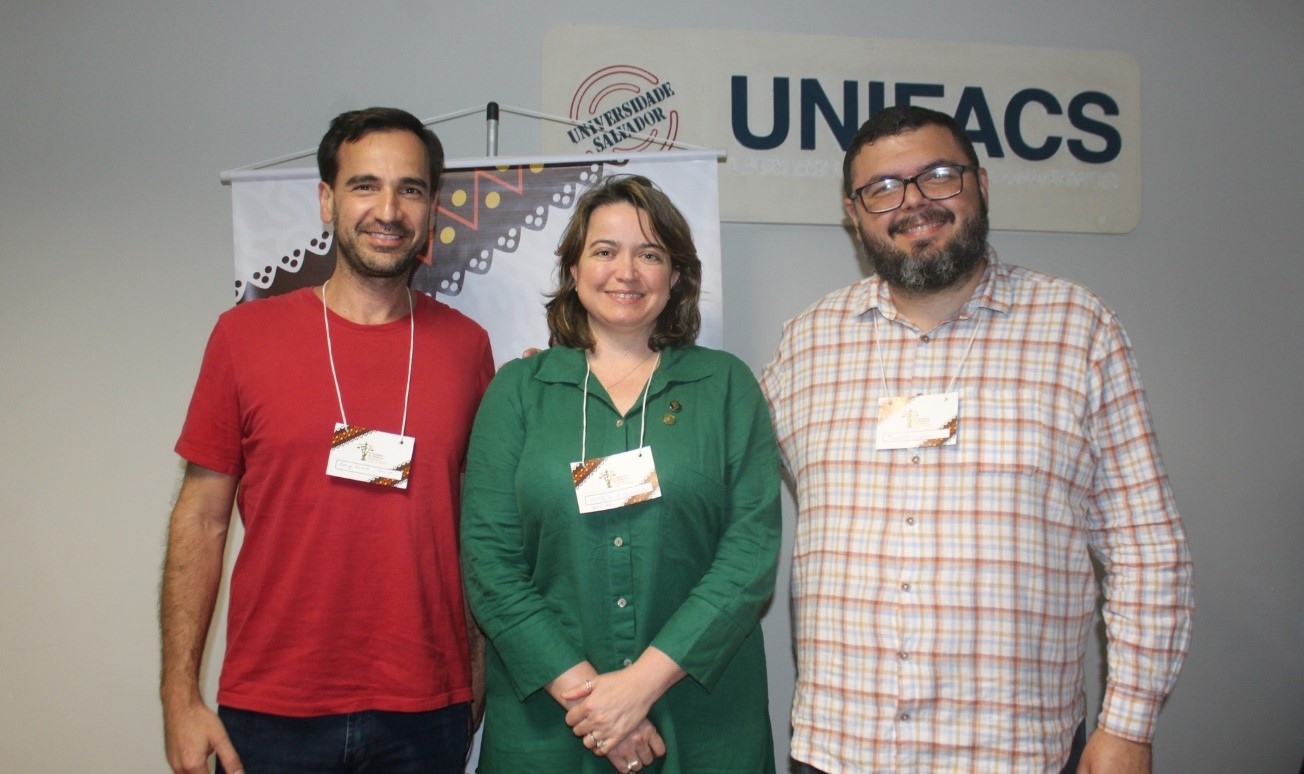 Rodrigo Mainadi, Andreia de Paula e Daniel Araújo Vianna sorriem para foto