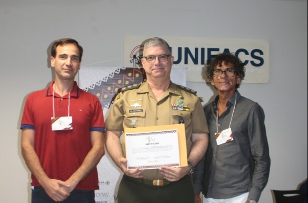 Rodrigo mainardi, o Coronel José Roberto Pinho e Lúcio Leopoldo Aragão da Silva sorriem para foto