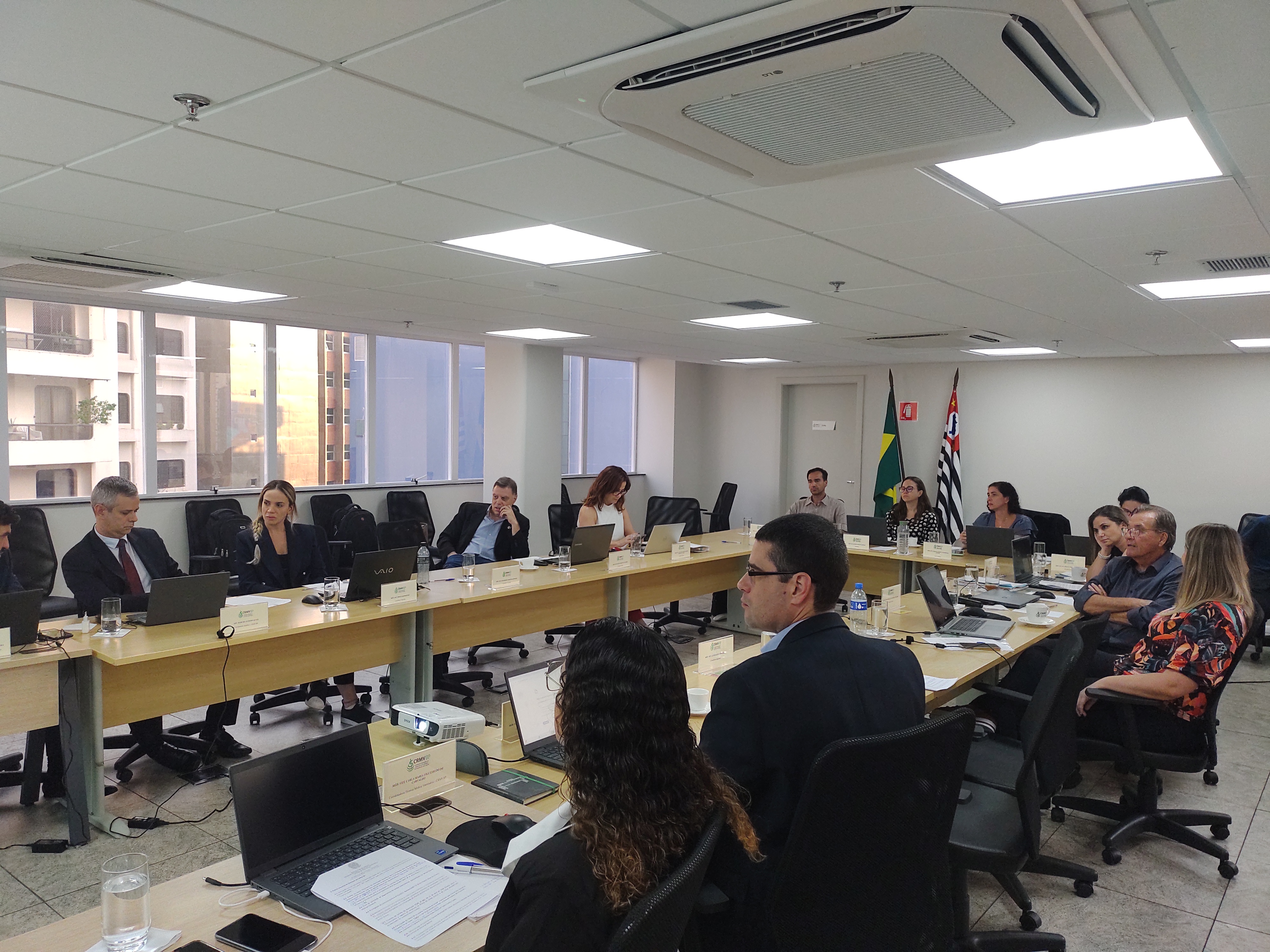 Pessoas reunidas para reunião do plenário