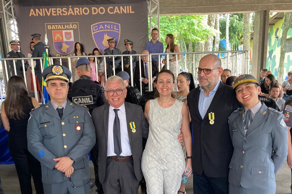 Oficiais e professores reunidos para foto.