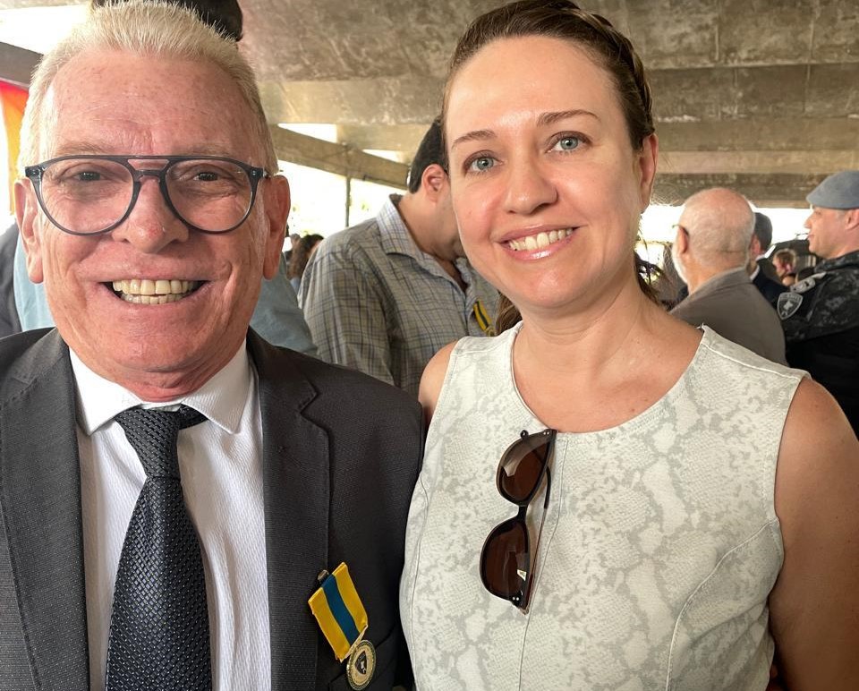 Homem e mulher abraçados em evento.