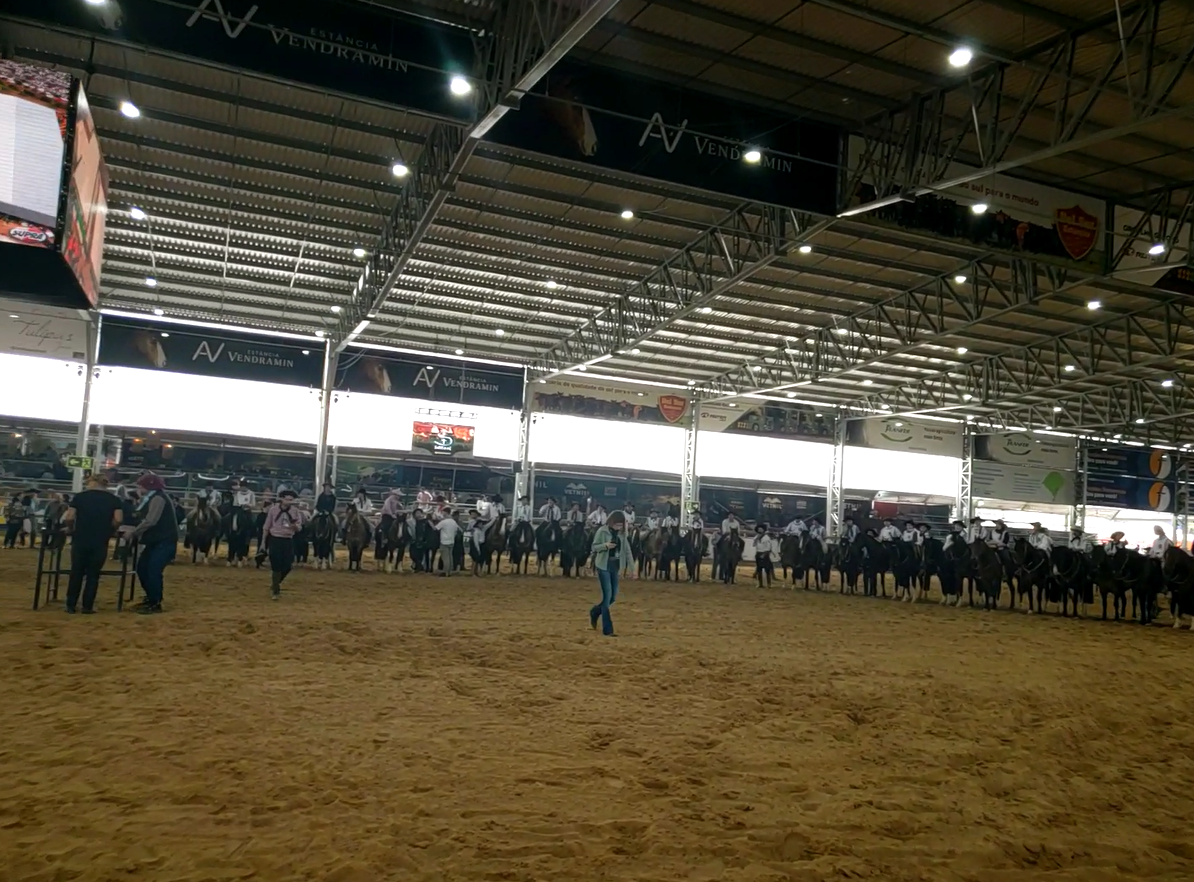 Pessoas em cima de cavalos utilizando roupas típicas do sul.
