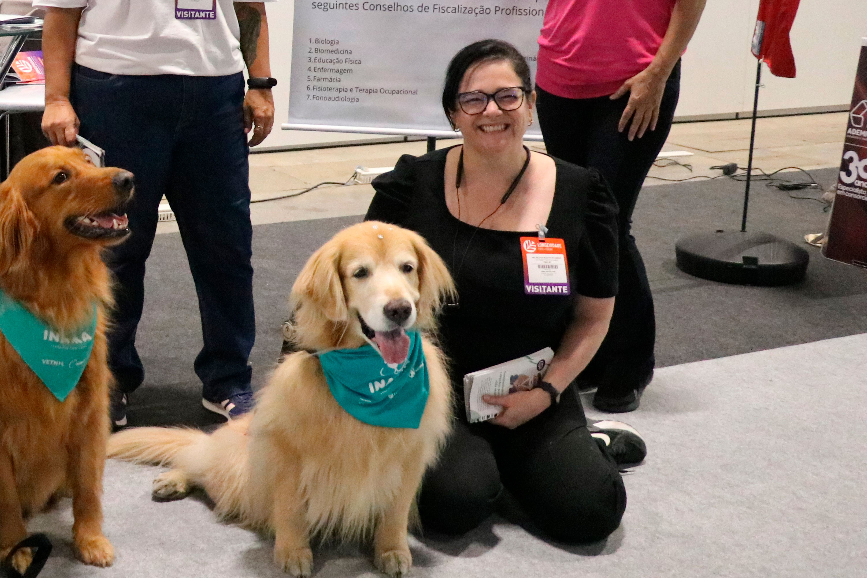 mulher com cão em evento