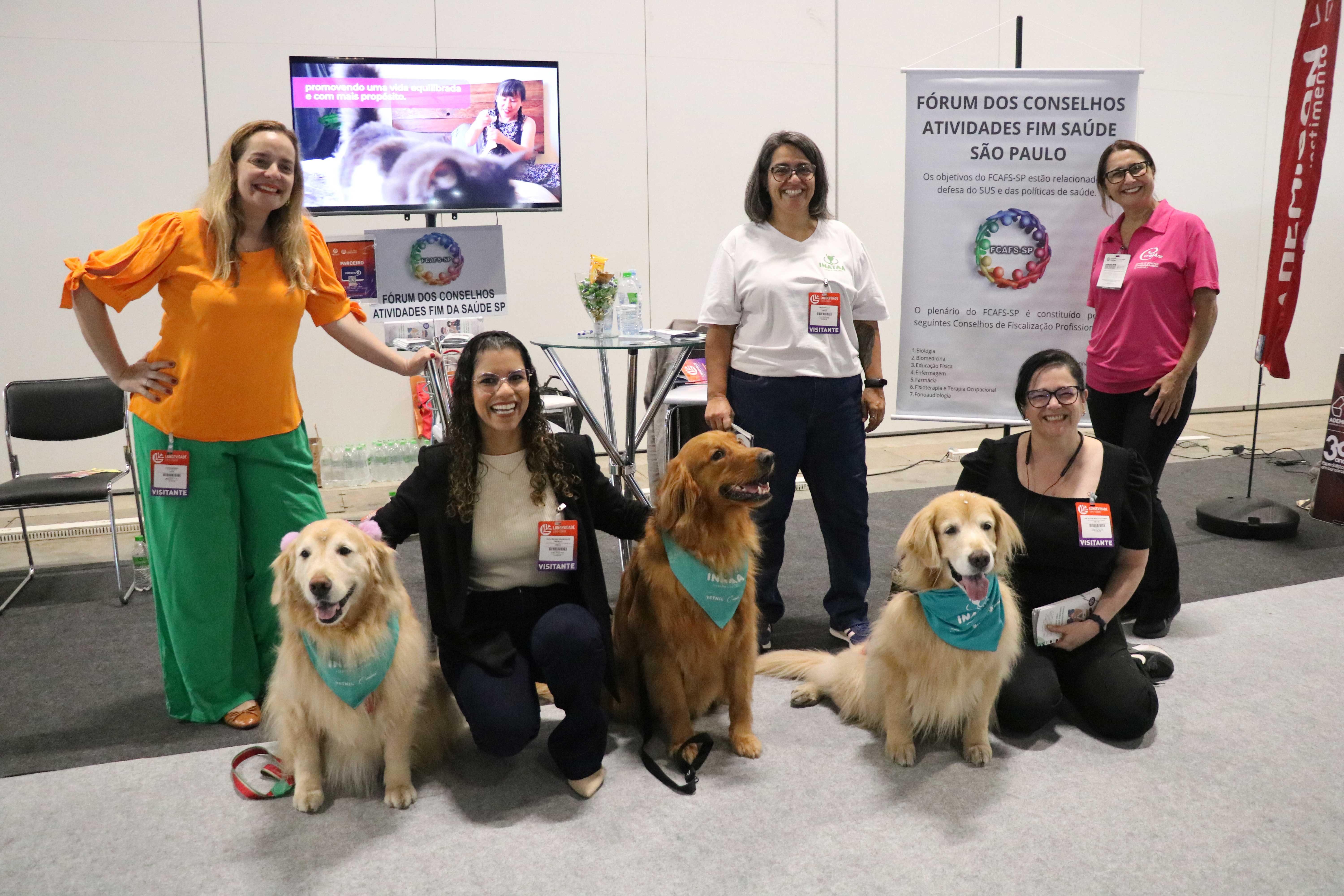 foto de mulheres com cães