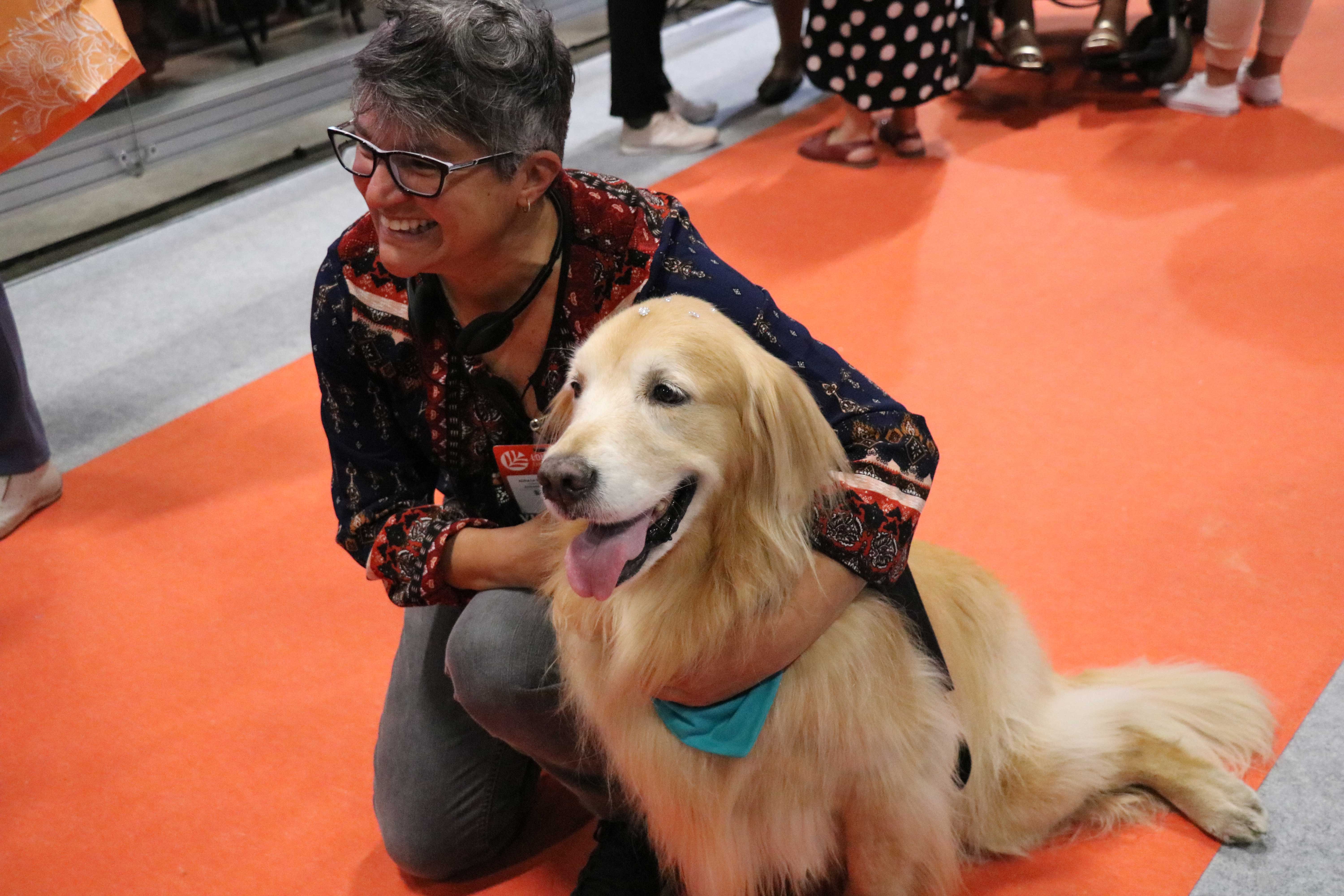 mulher junto de cão