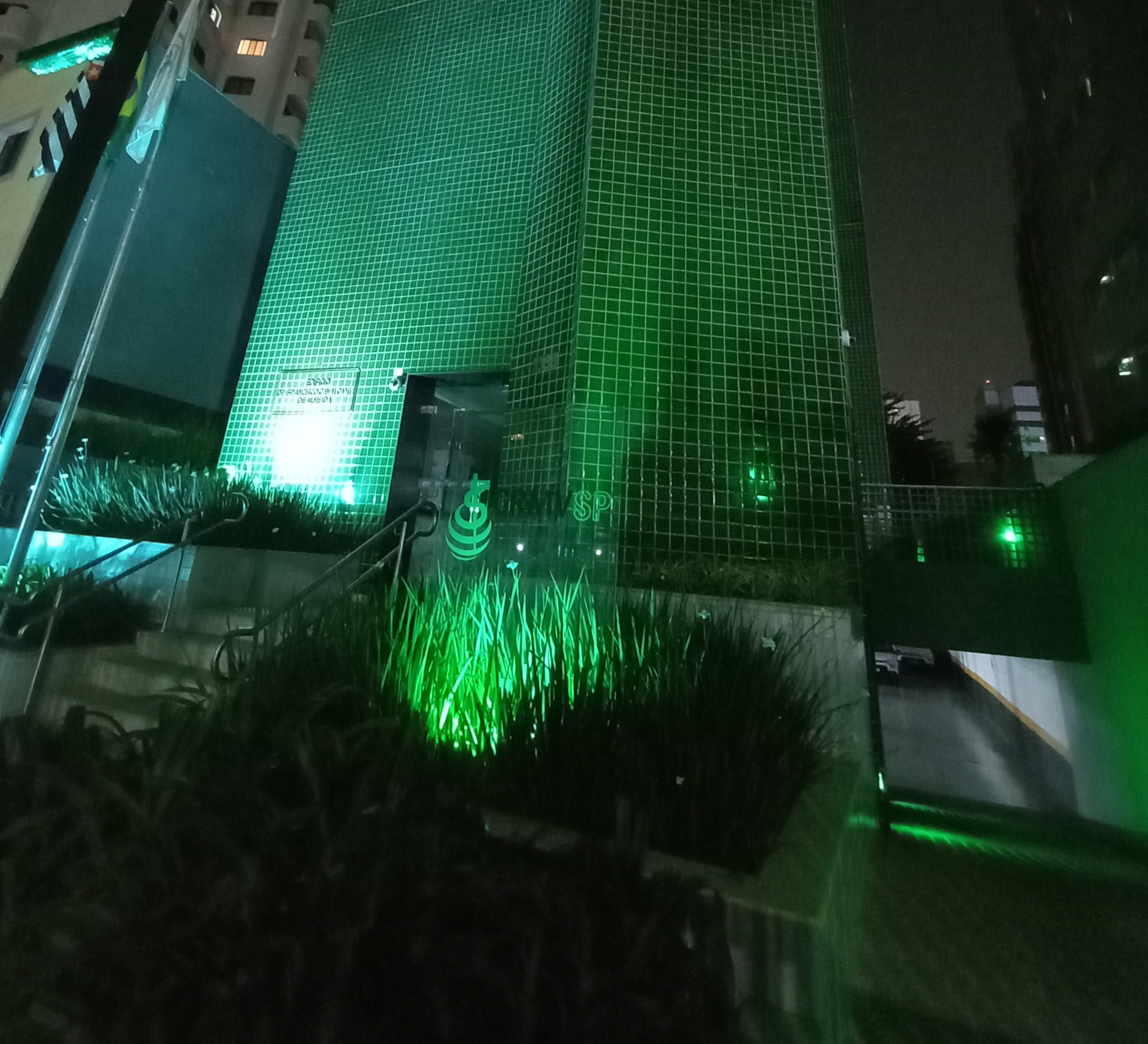 Prédio sede do CRMV-SP Iluminado na cor verde.