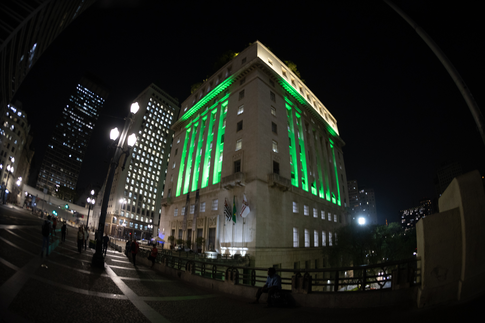 Edifício Matarazzo iluminado na cor verde.