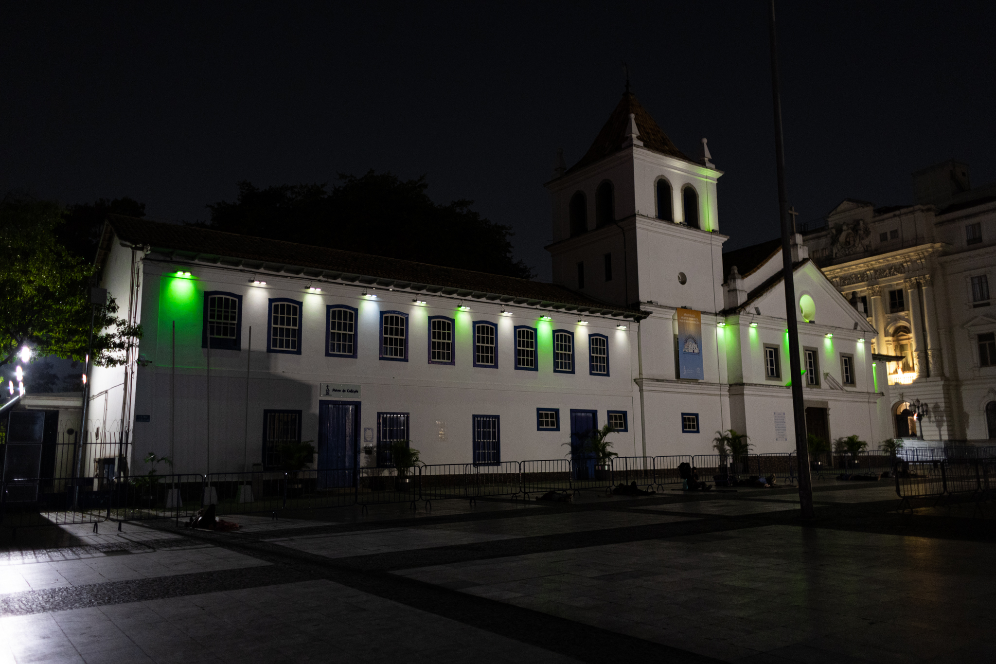 Patteo do Collegio iluminado com a cor verde.
