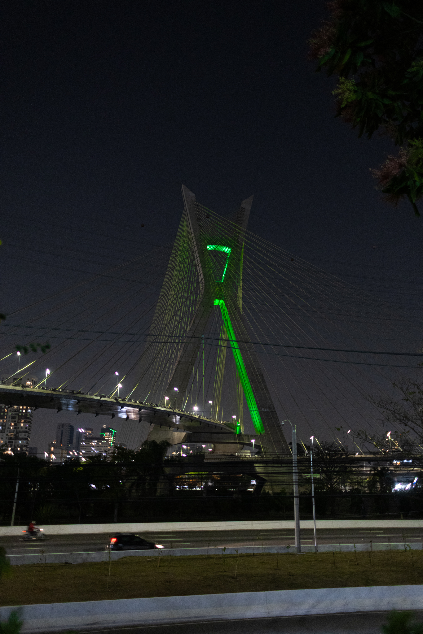 Ponte Estaiada Iluminada com a cor verde.