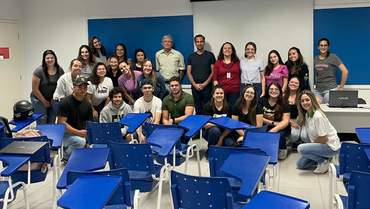 Pessoas da UniFSP, unidade botucatu sorriem para câmera ao tirar foto com Rodrigo Mainardi.
