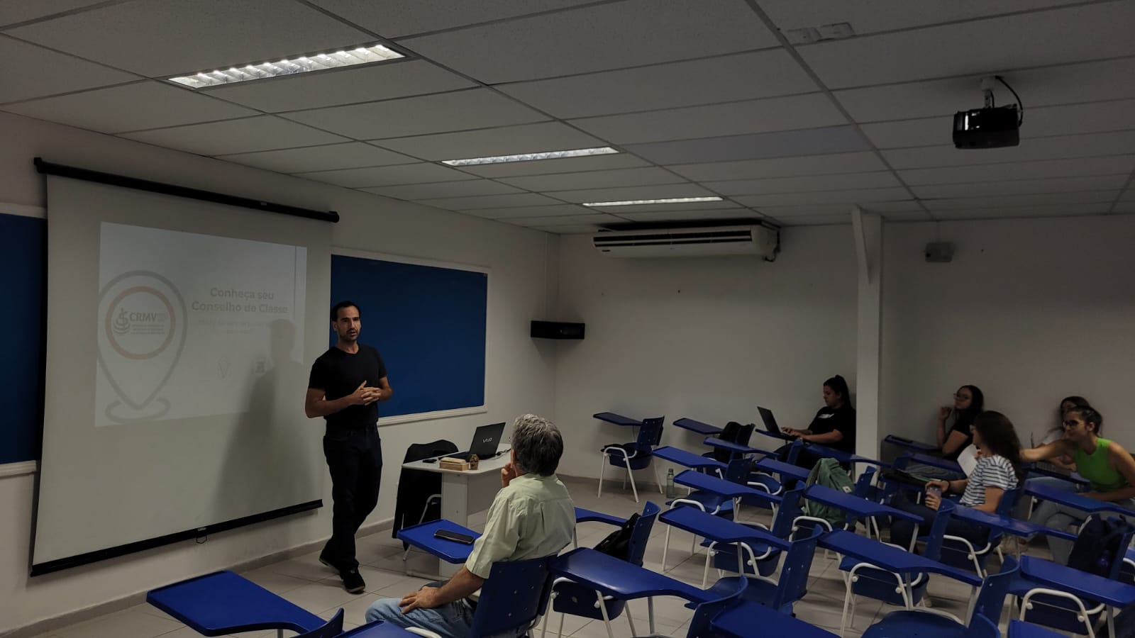 Rodrigo Mainardi palestra enquanto plateia assiste.