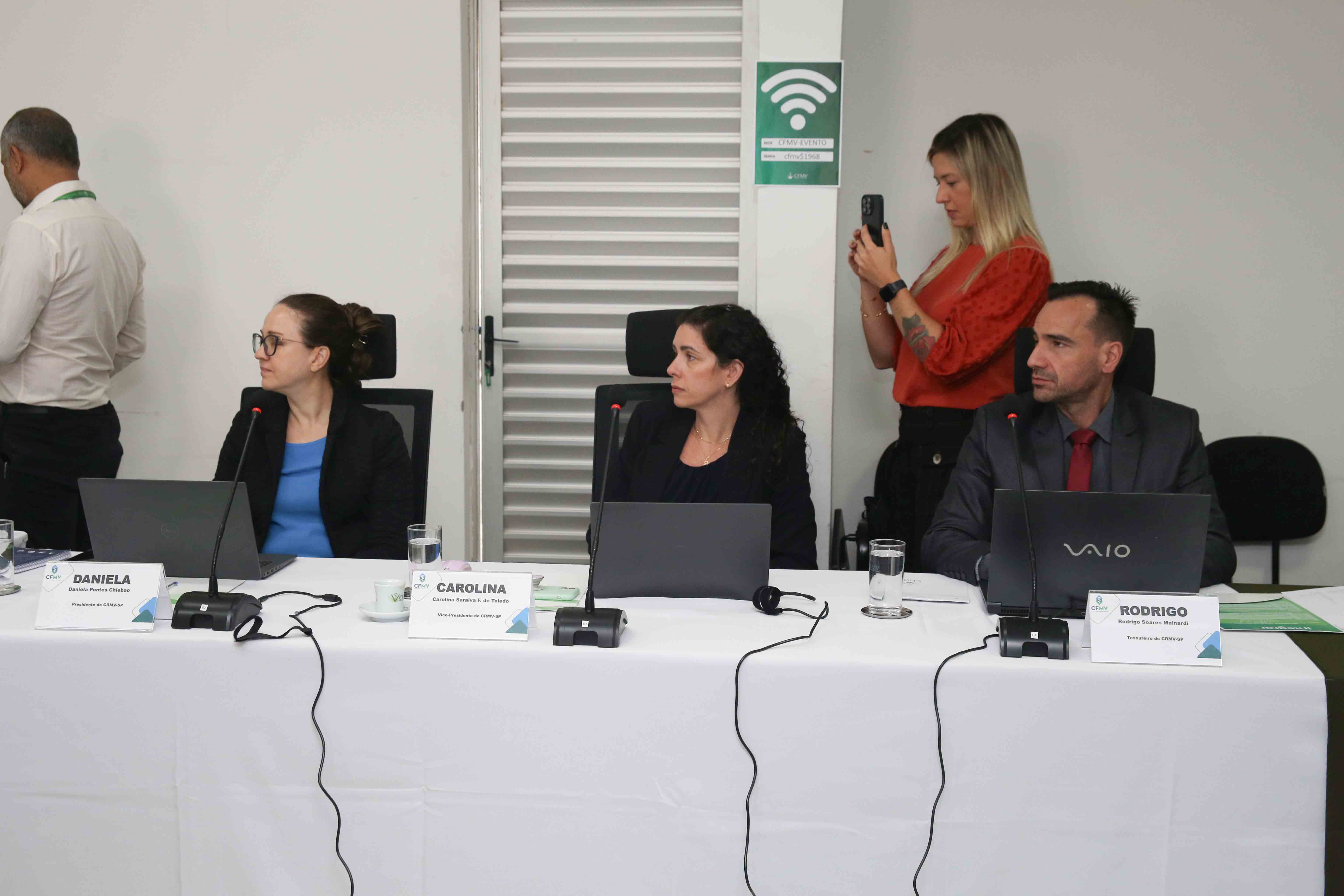 a presidente do CRMV-SP, Daniela Pontes Chiebao, a vice-presidente do Regional, Carolina Saraiva Filippos de Toledo, e o tesoureiro da autarquia, Rodrigo Soares Mainardi.