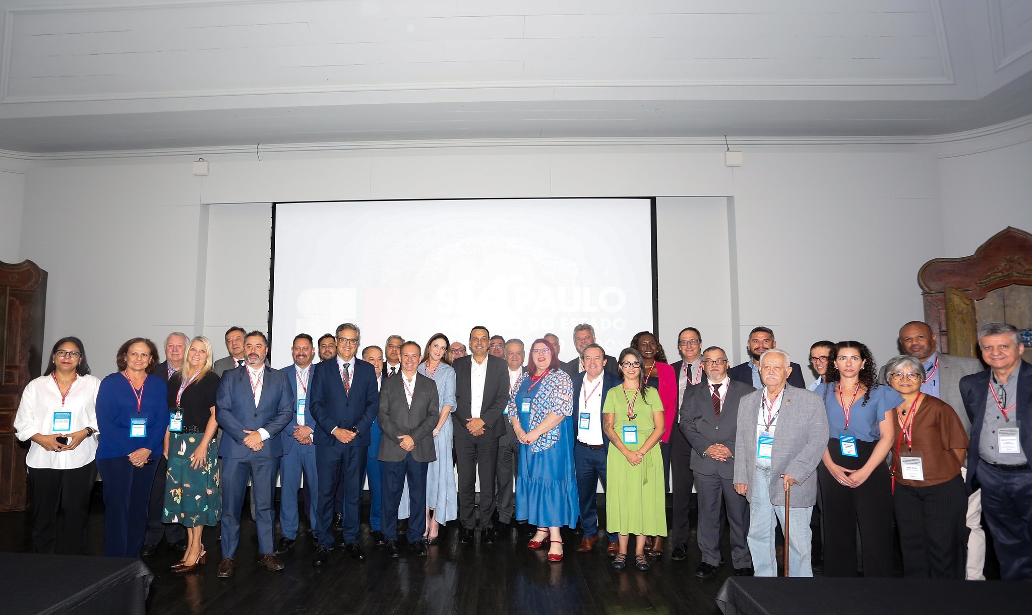 Grupo de pessoas de pé posando para foto. Ao centro o governador de São Paulo.