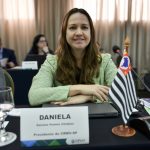 A presidente do CRMV-SP, Daniela Chiebao sorrindo para foto.