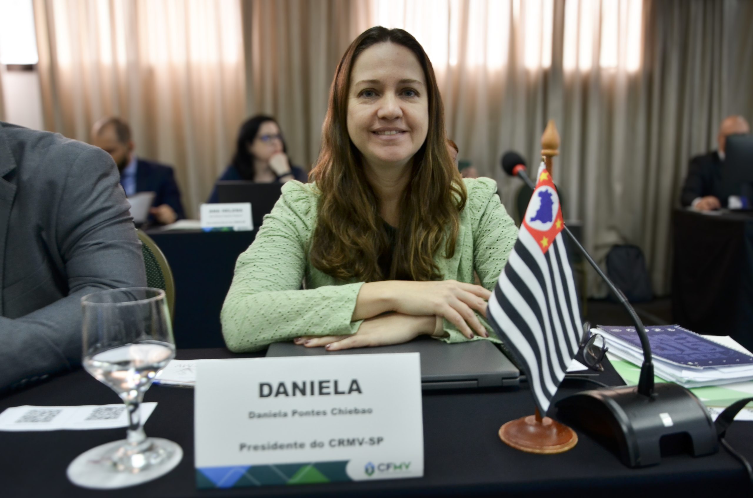 A presidente do CRMV-SP, Daniela Chiebao sorrindo para foto.