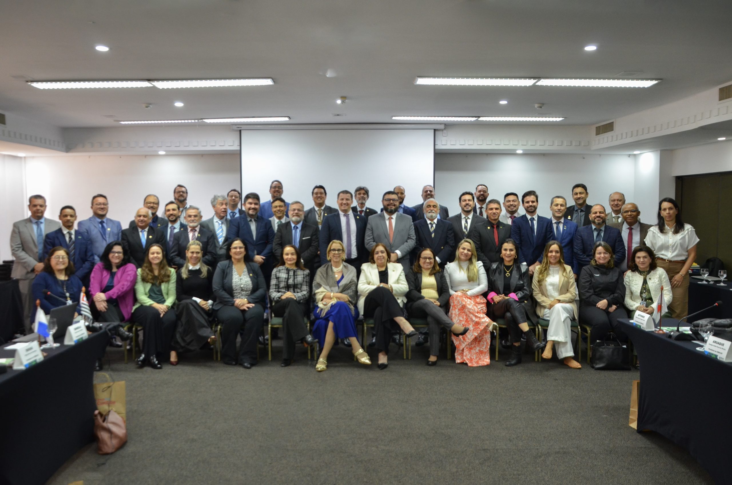 Todos os presidentes e representantes dos Conselhos Regionais que estavam presentes na 4ª CNP junto dos integrantes da Diretoria Executiva do CFMV. De verde, a frente, a presidente do CRMV-SP, Daniela Pontes Chiebao, e ao lado dela, de rosa, a secretária-geral do Regional, Ana Helena Pagotto Stuginski.